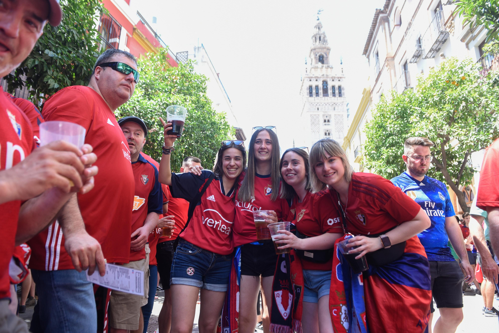 Búscate en la galería gráfica de las aficiones de Osasuna y Real Madrid en Sevilla