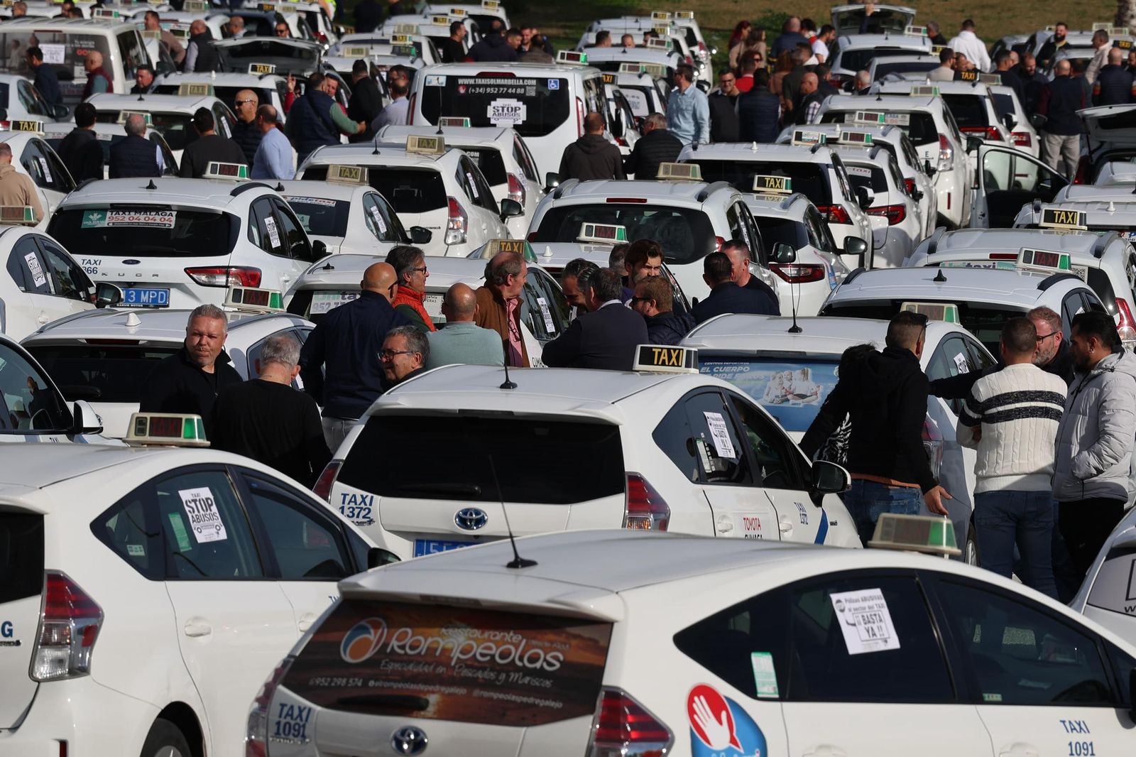 La huelga de taxistas en Málaga en imágenes