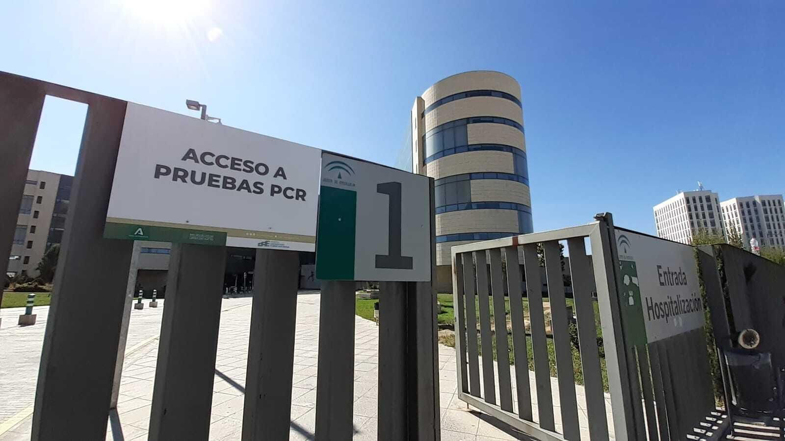 Entrada al área de hospitalización y pruebas PCR en el Hospital San Cecilio