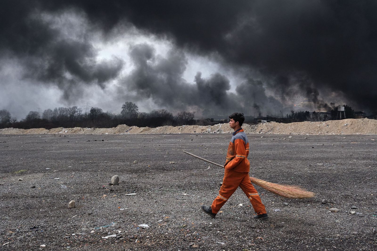 Galería gráfica: Teherán, bajo humo y ceniza tras los bombardeos sobre infraestructuras petroleras