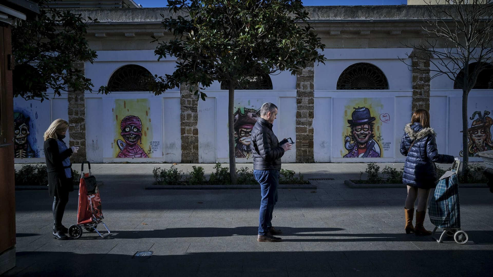 Colas para acceder a un supermercado del centro de Cádiz