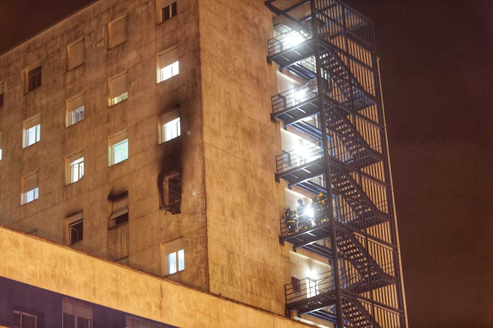 Imagen de la fachada del Puerta del Mar la misma noche del incendio.