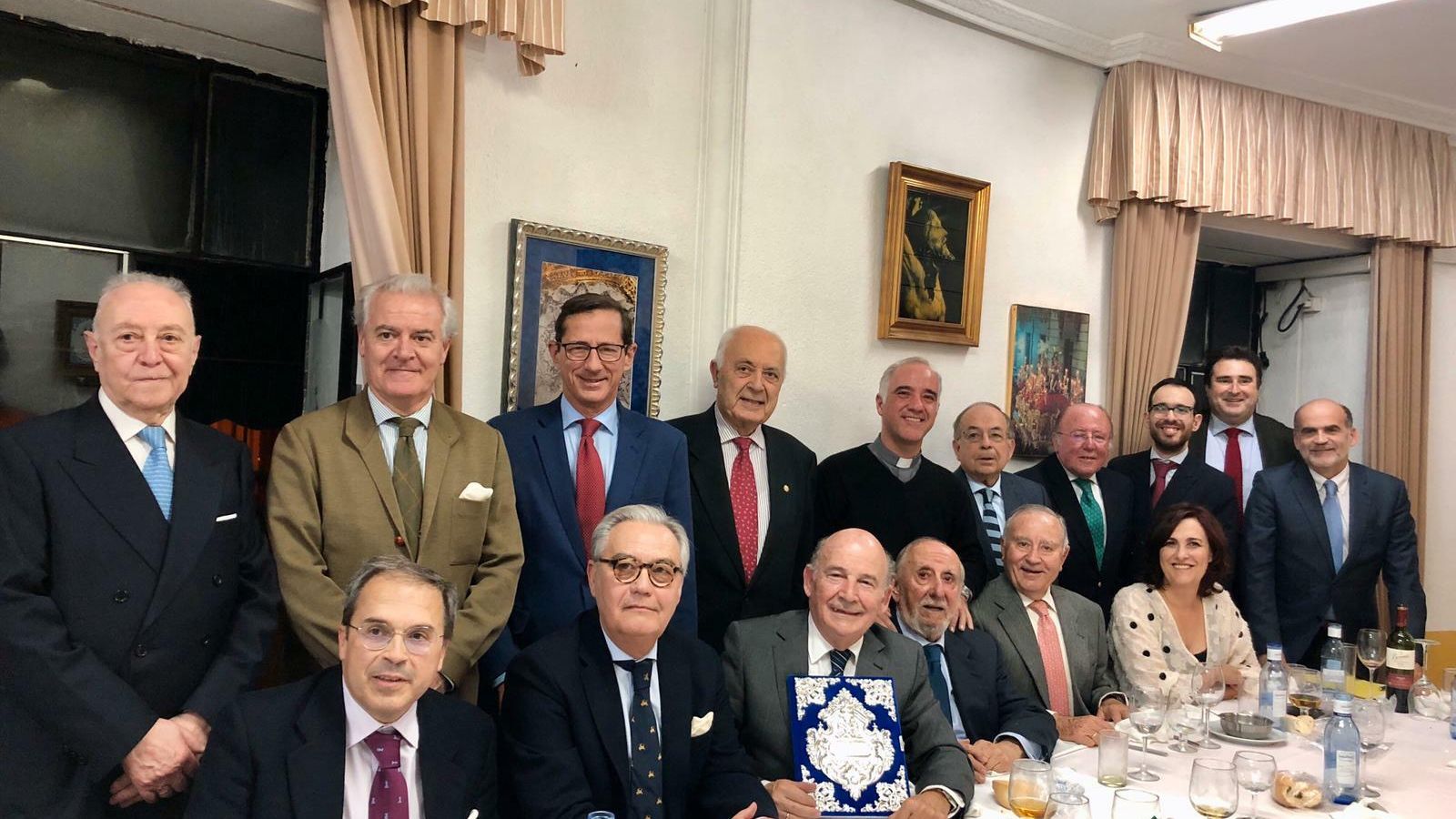 Julio Cuesta, con las pastas del Pregón, acompañado por otros pregoneros de la Semana Santa de Sevilla.