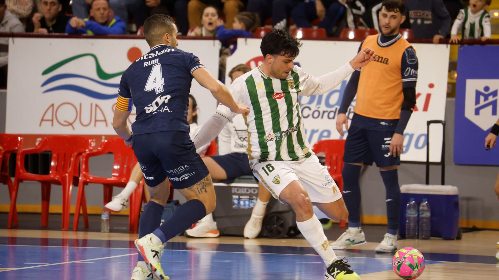 Nicolás Marrón golpea el balón durante un partido en Vista Alegre.
