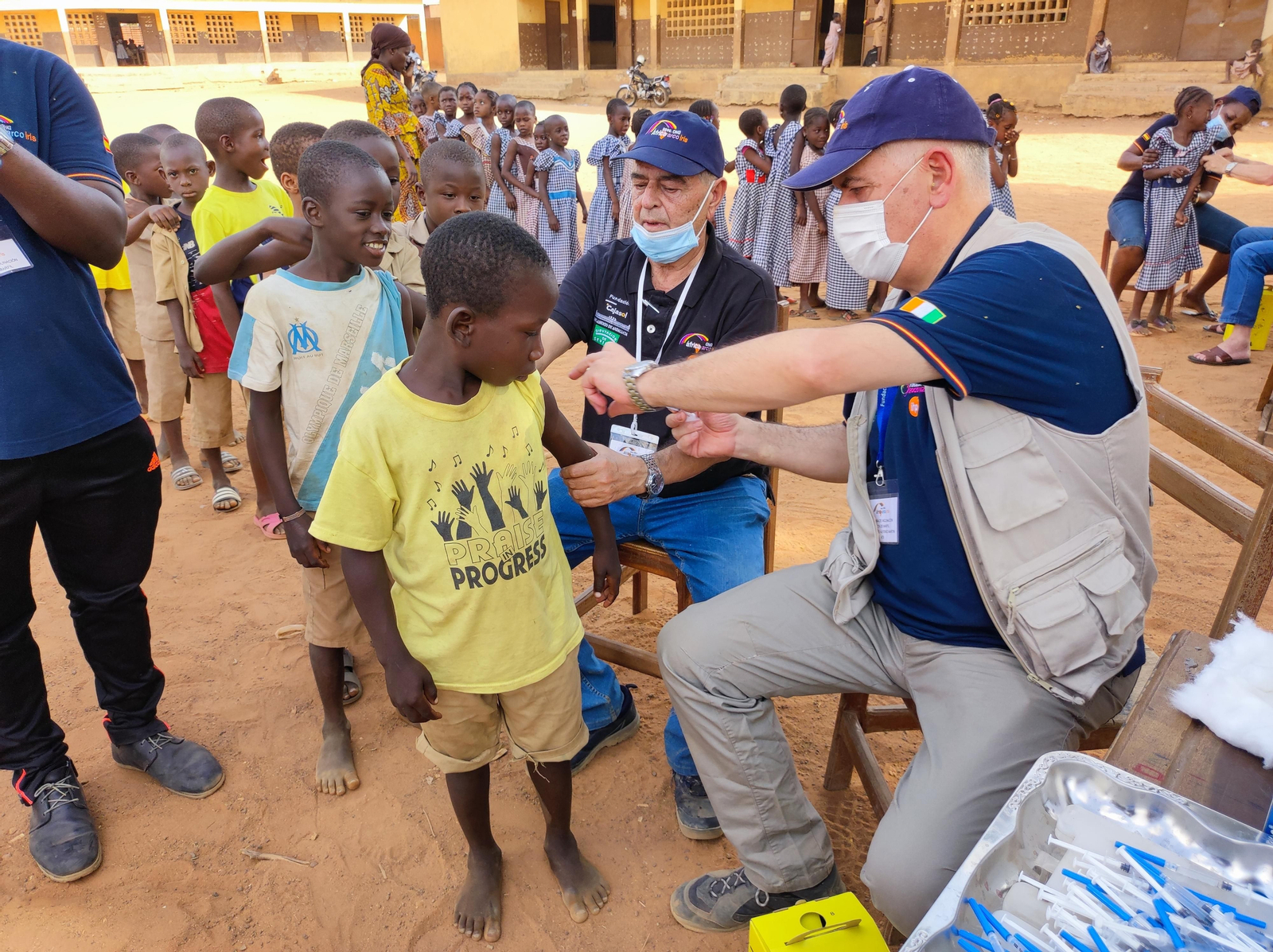 Los pediatras y enfermeros sevillanos durante una de las jornadas de vacunación.