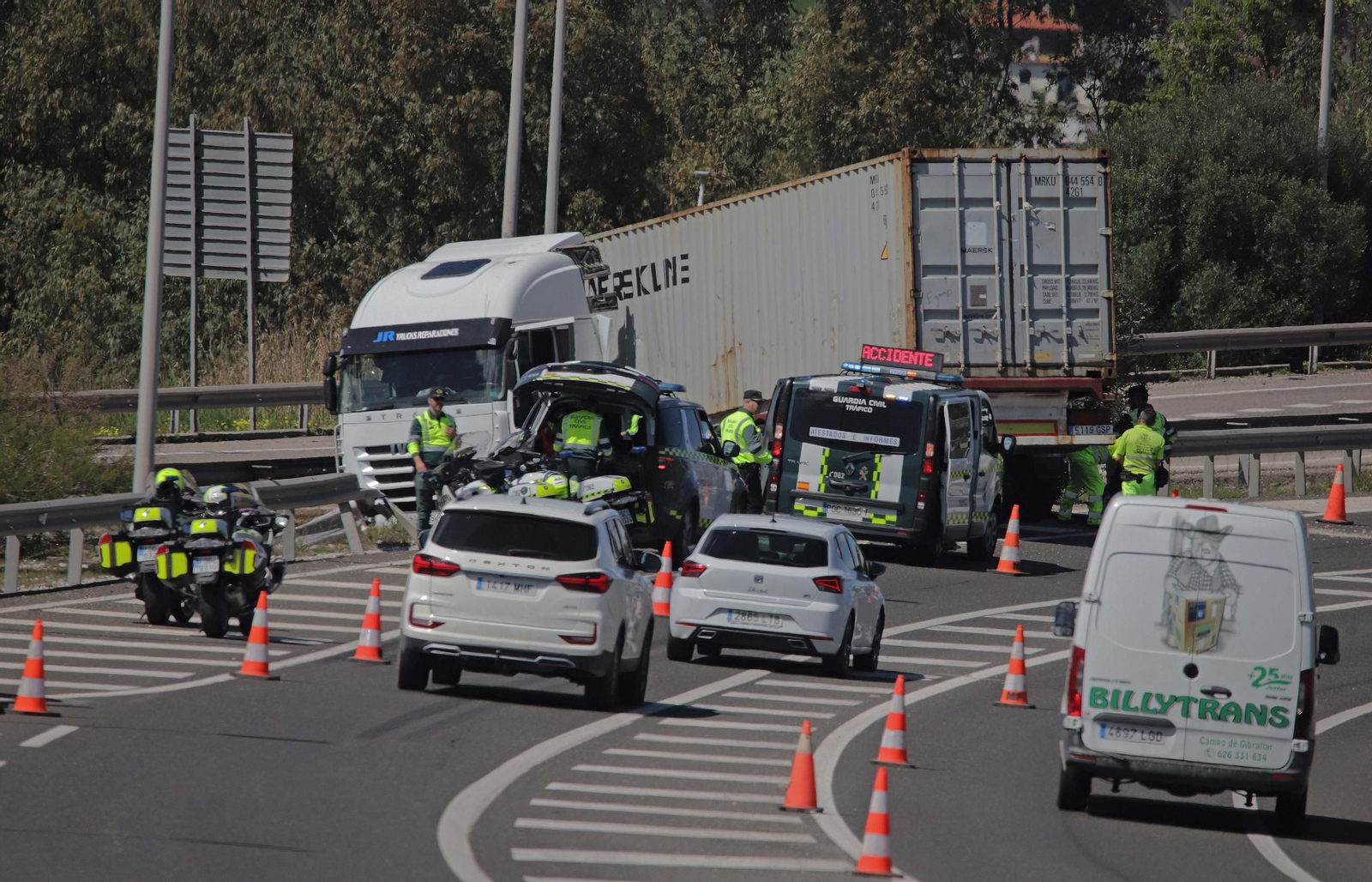 Fotos del camión accidentado en la A-381 a la altura de Puente Romano