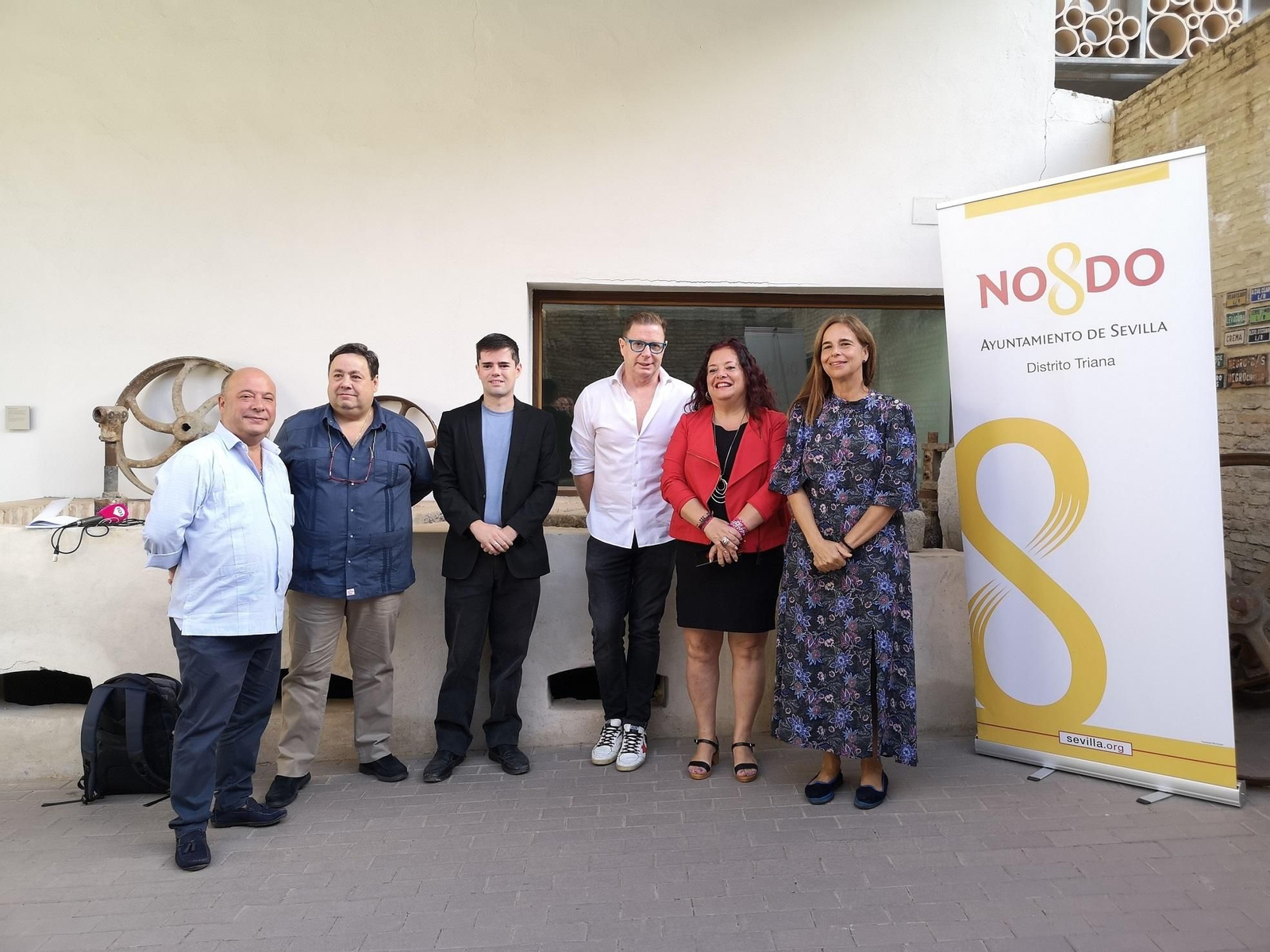 La delegada del distrito con el cortejo de la cabalgata.