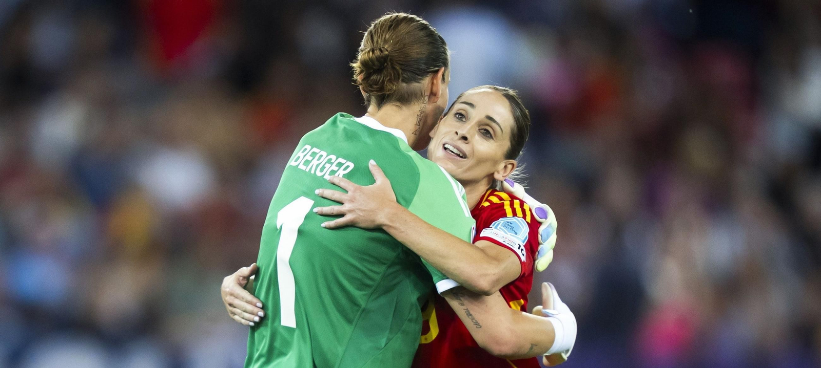 La portera alemana Berger y la delantera española Esther González se abrazan tras una acción del partido.