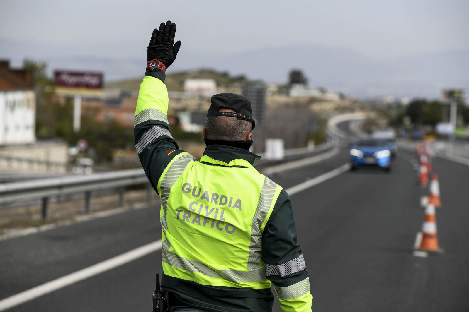 Un agente de la Guardia Civil da el alto.