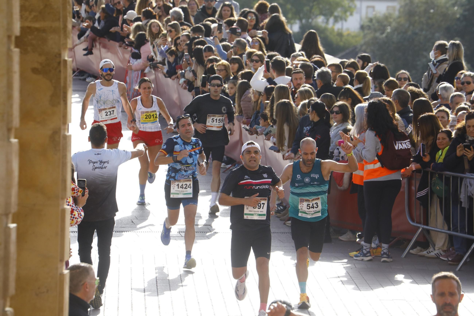 La gloria de cruzar la Puerta del Puente: las fotos de la línea de meta de la Media Maratón de Córdoba 2024