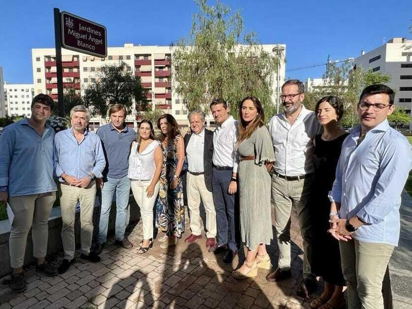 Dirigentes del PP de Córdoba en los Jardines de Miguel Ángel Blanco.