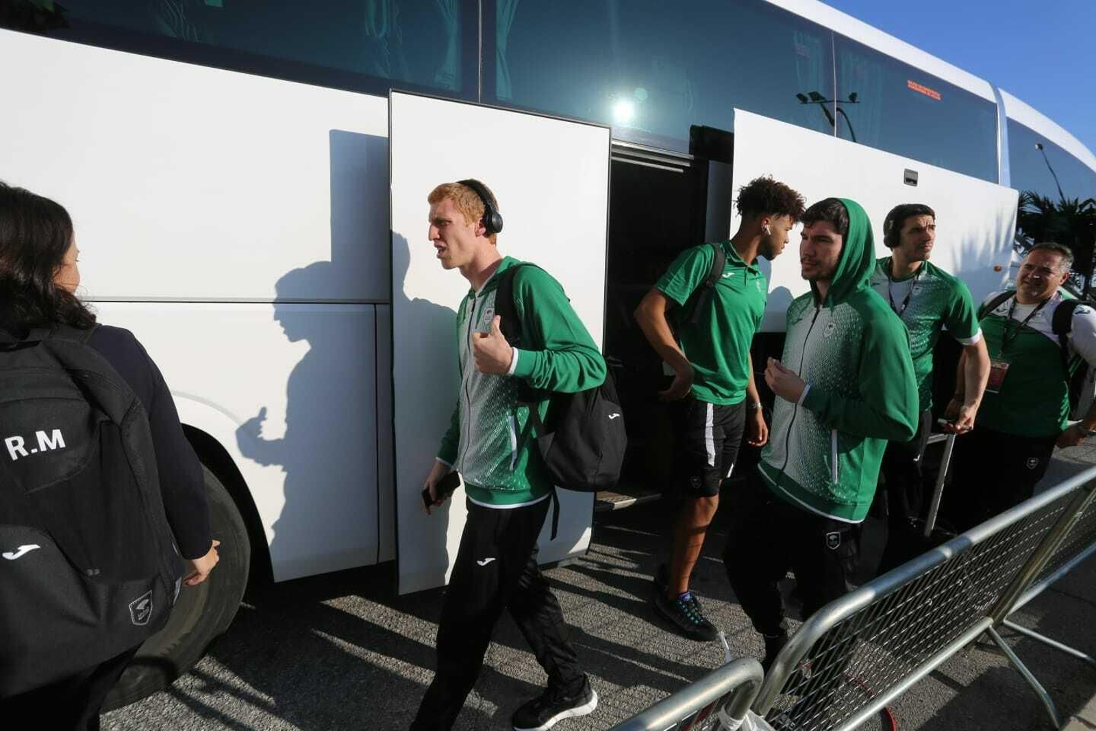 El recibimiento de la afición al Unicaja a su llegada al Martín Carpena para jugar la final de la Copa Del Rey