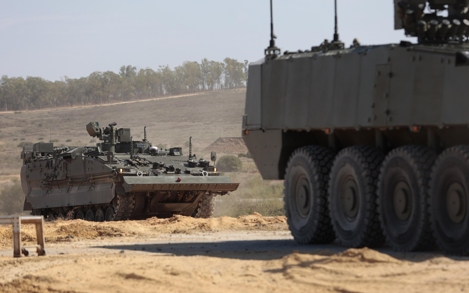 La visita de la ministra de Defensa a la fábrica De Santa Bárbara en imágenes