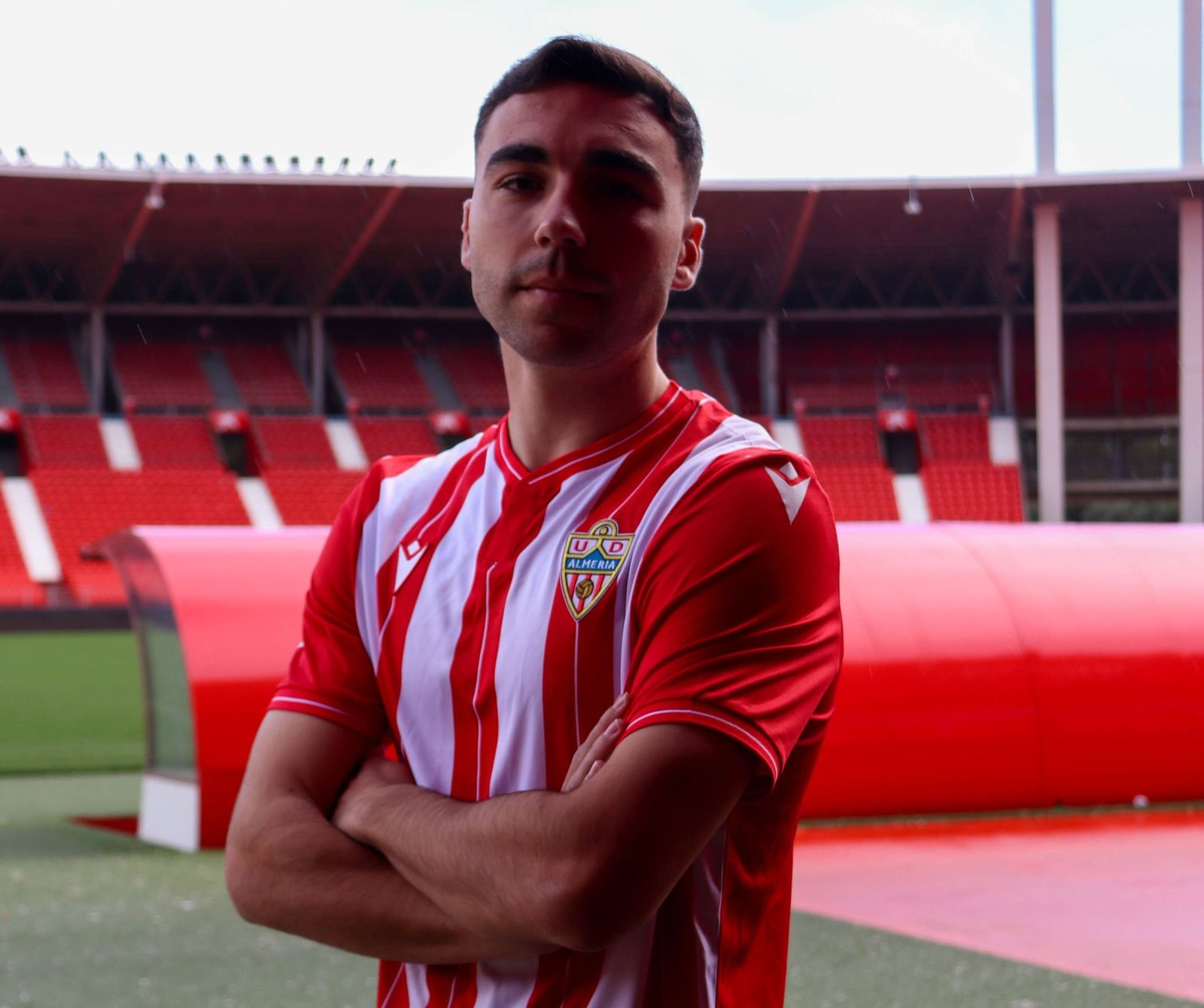 El lateral zurdo posa con la camiseta del conjunto rojiblanco en el Estadio de los Juegos Mediterráneos.