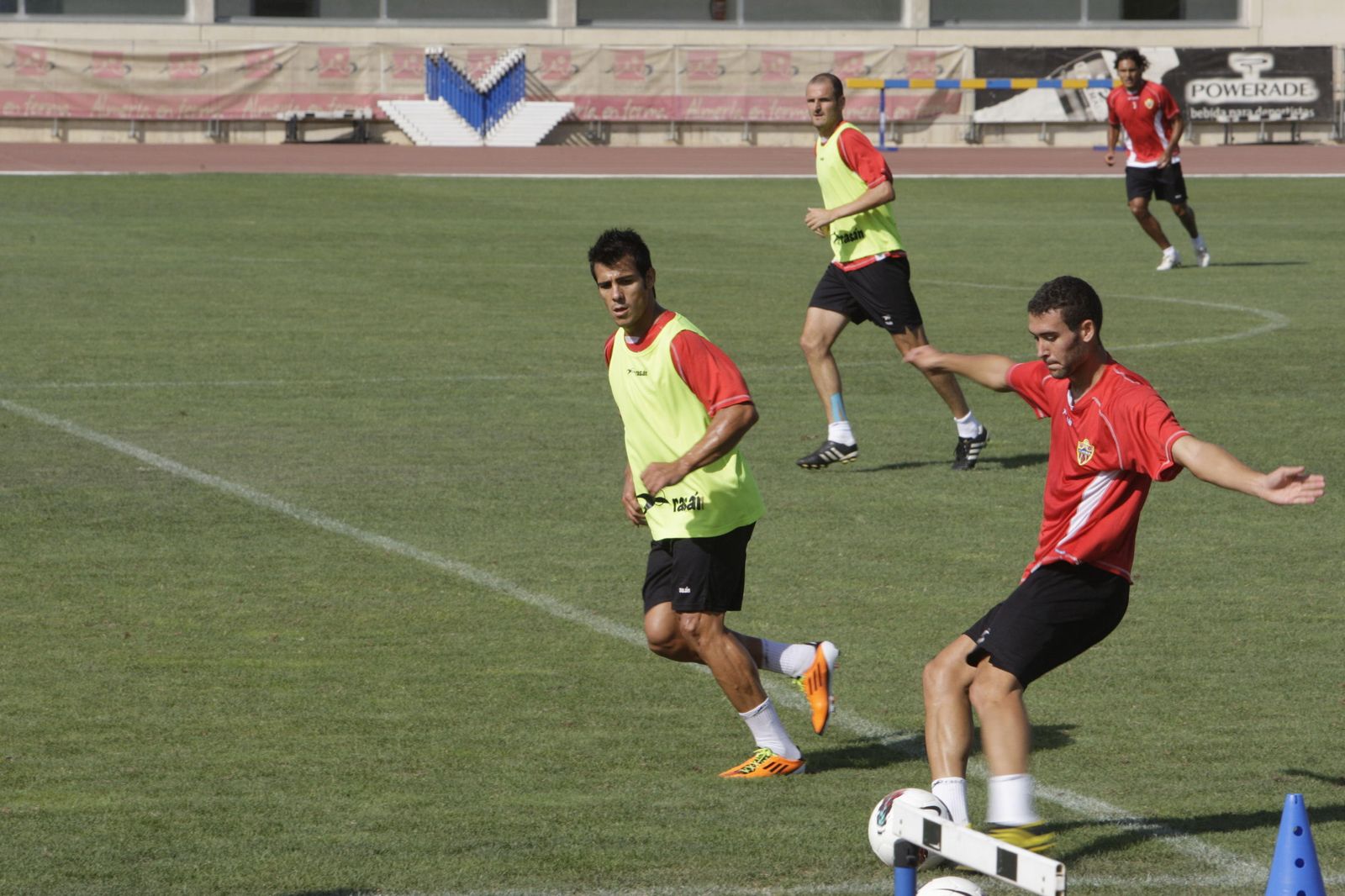 Primo, en un entrenamiento con la UDA en 2011 con Rafita, Soriano y Acasiete de fondo.