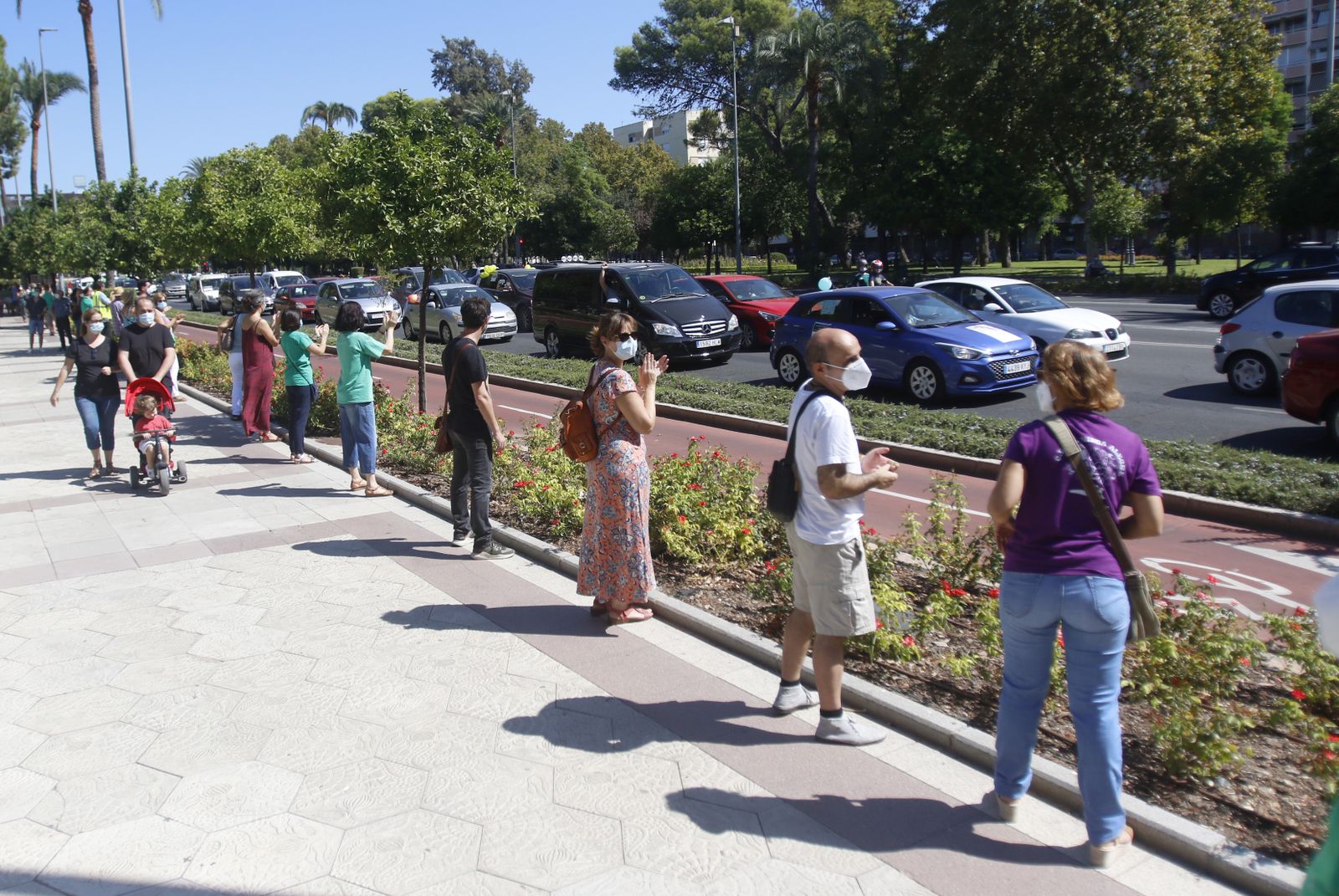 La caravana por una vuelta al cole segura en Córdoba, en fotos