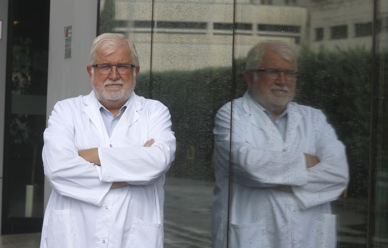 Rafael Solana, en la entrada del Imbic.