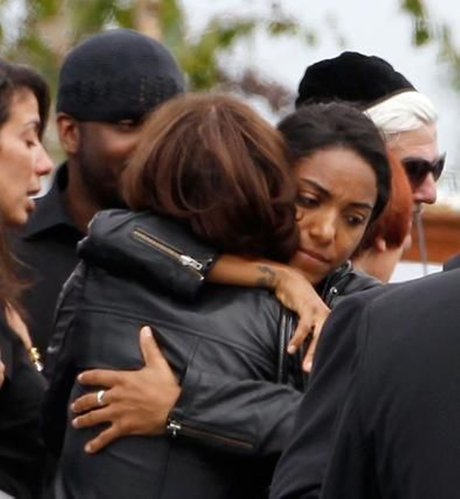 Famliares, amigos,fans y medios en el entierro de la cantante.

Foto: Reuters, EFE, AFP