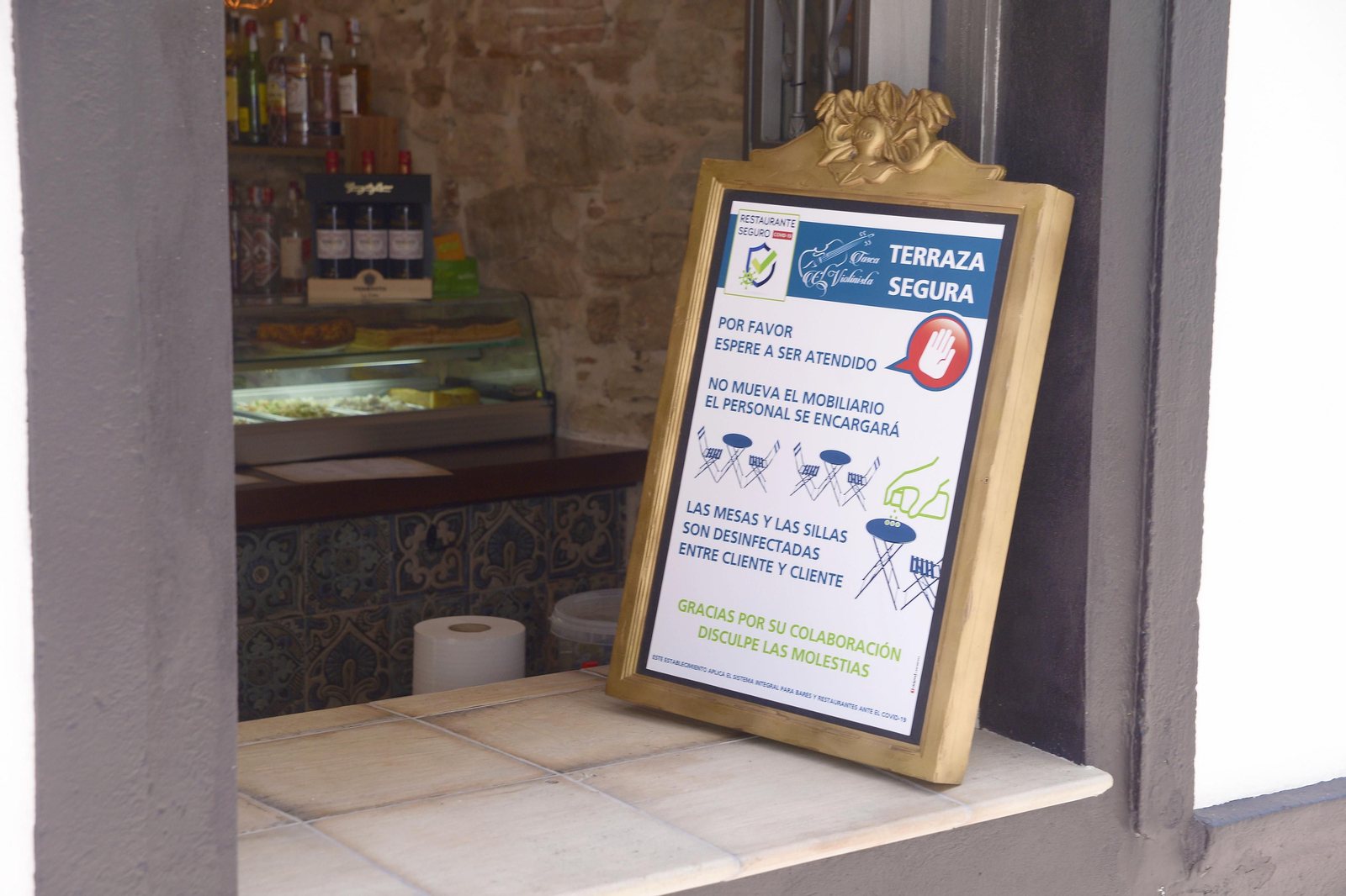 Un cartel, en la terraza de un bar en Algeciras.