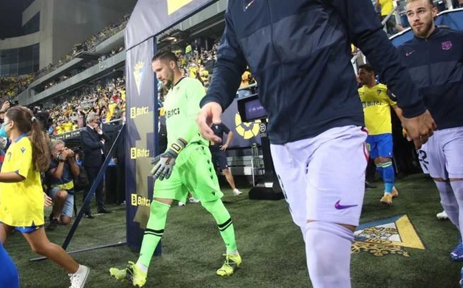 Ledesma sale al césped al inicio del encuentro.