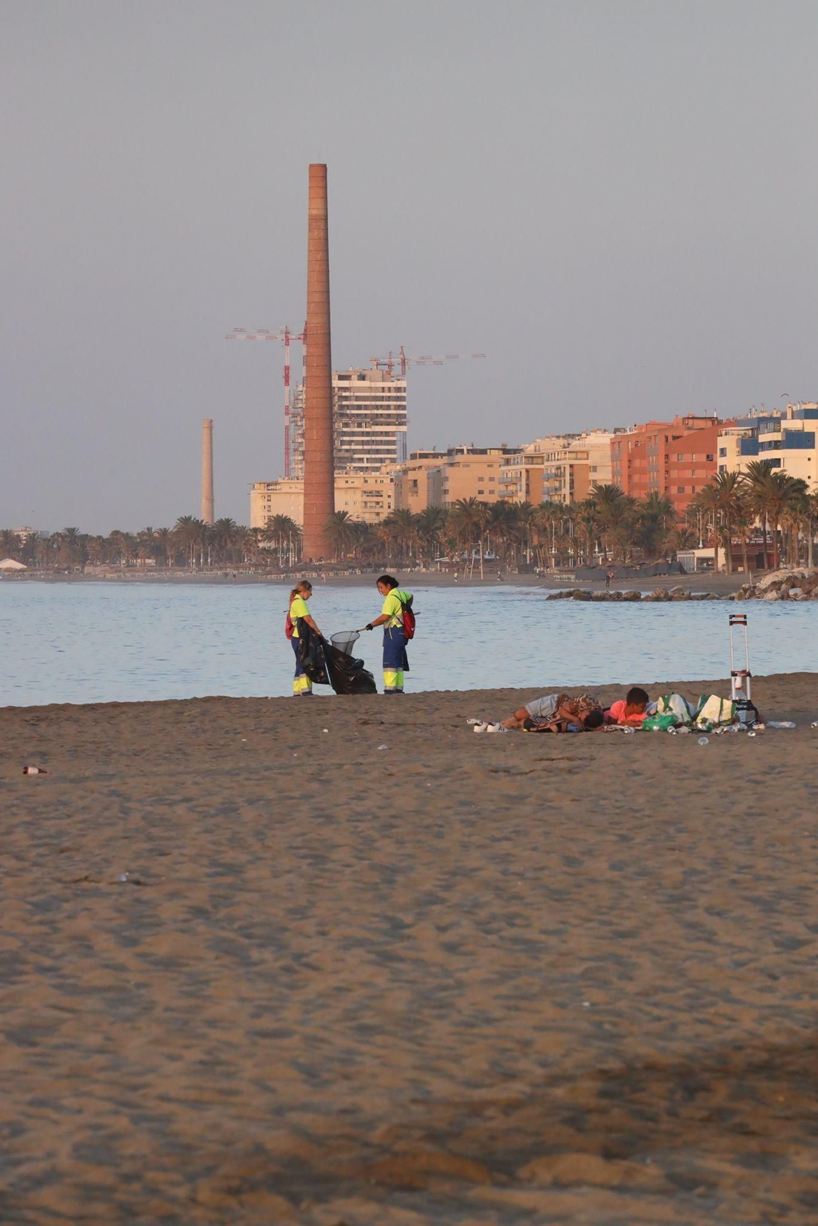 La 'resaca' de la Noche de San Juan en la playa de Huelin en Málaga La 'resaca' de la Noche de San Juan en la playa de Huelin en Málaga