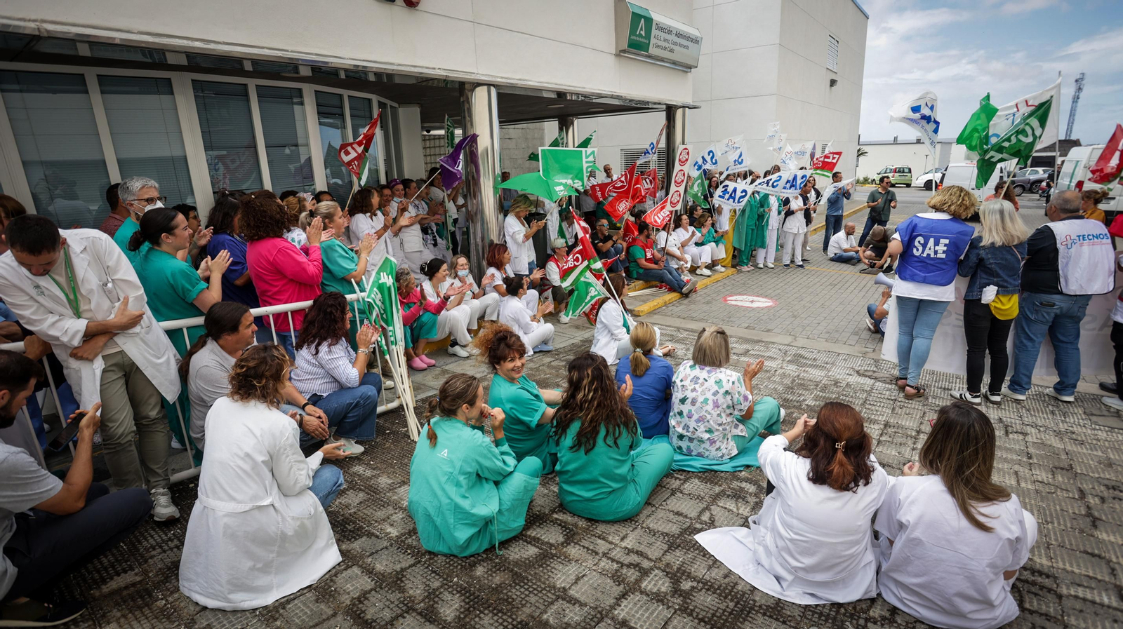 Imágenes de la protesta de sanitarios en el Hospital Universitario de Jerez