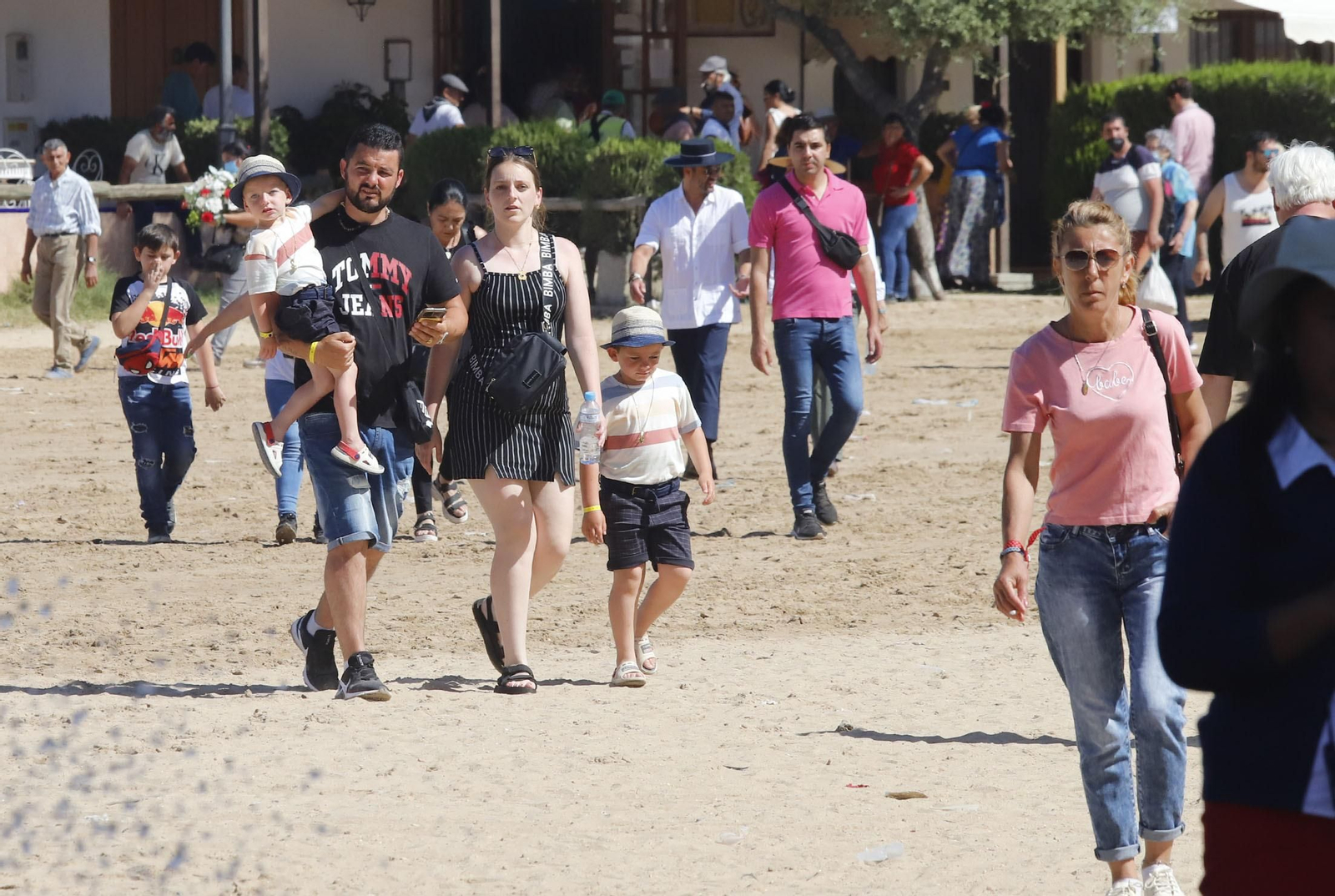 Ambiente en la aldea del Rocío en la jornada del sábado