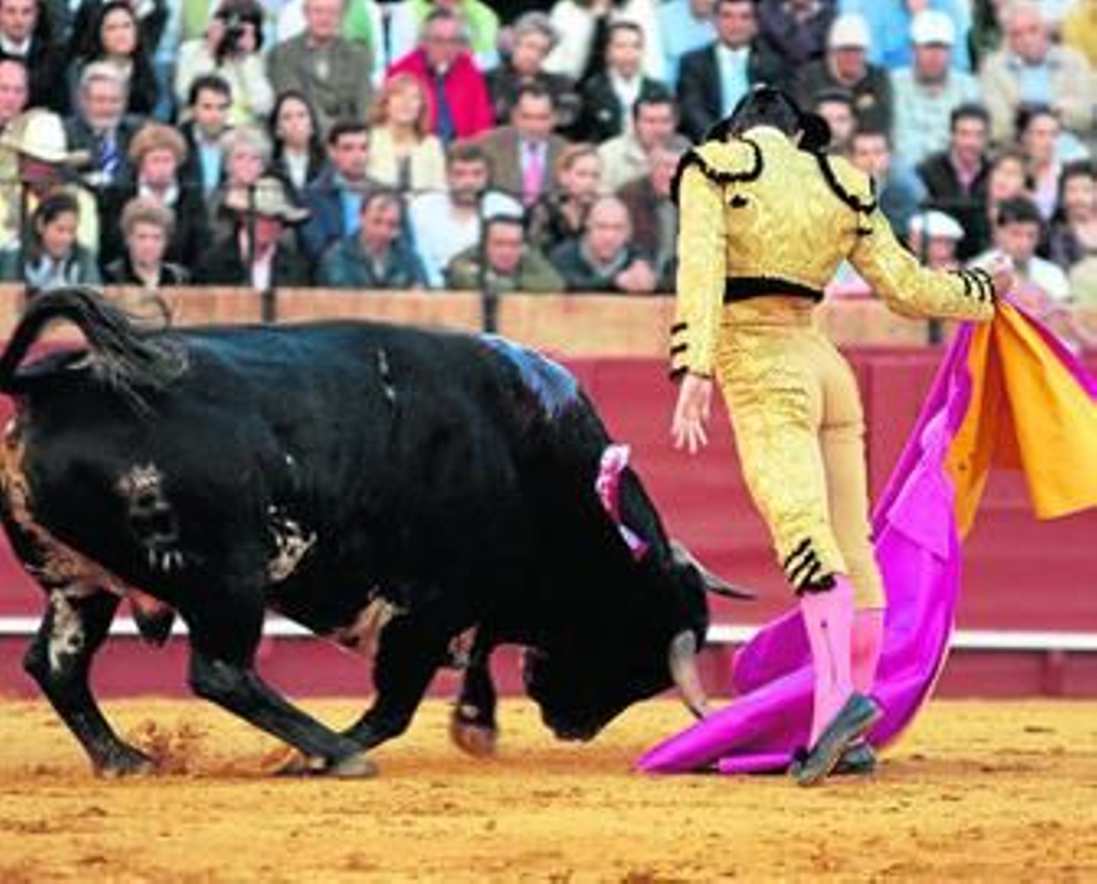 Daniel Luque, en una preciosa tejadilla al sexto toro, con la que cerró un quite por chicuelinas.