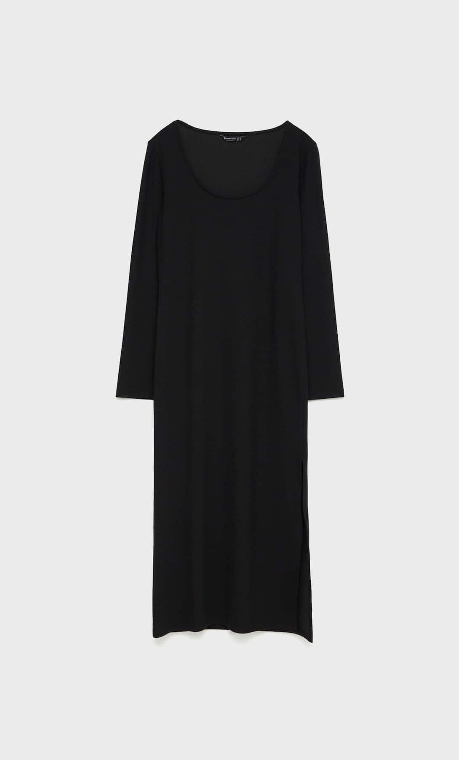 Vestido negro midi de Stradivarius.
