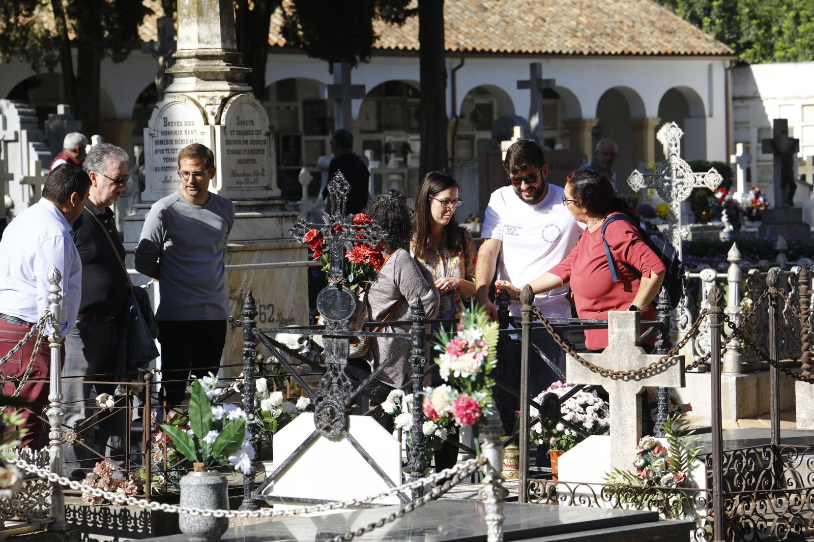 Las imágenes del día de Los Santos en los cementerios de Córdoba