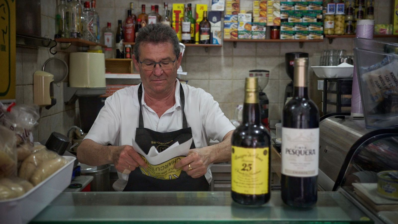 Pepe Rivas, en su último día en el ultramarinos La Atalaya, del barrio de Astilleros.
