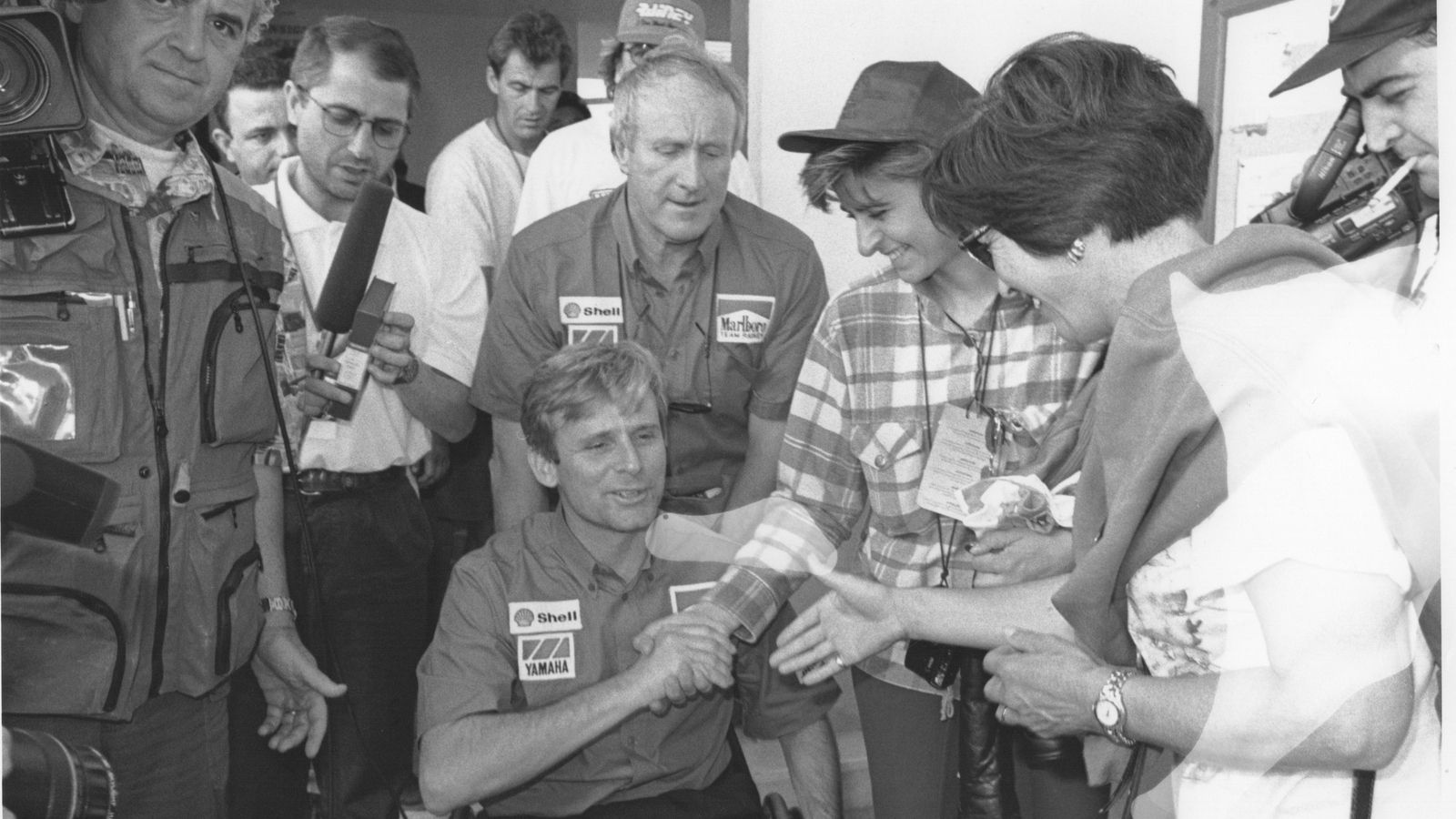 Wayne Rainey recibe el cariño de unas aficionadas. En 1993, el estadounidense sufrió un accidente en Misano que lo dejó parapléjico.