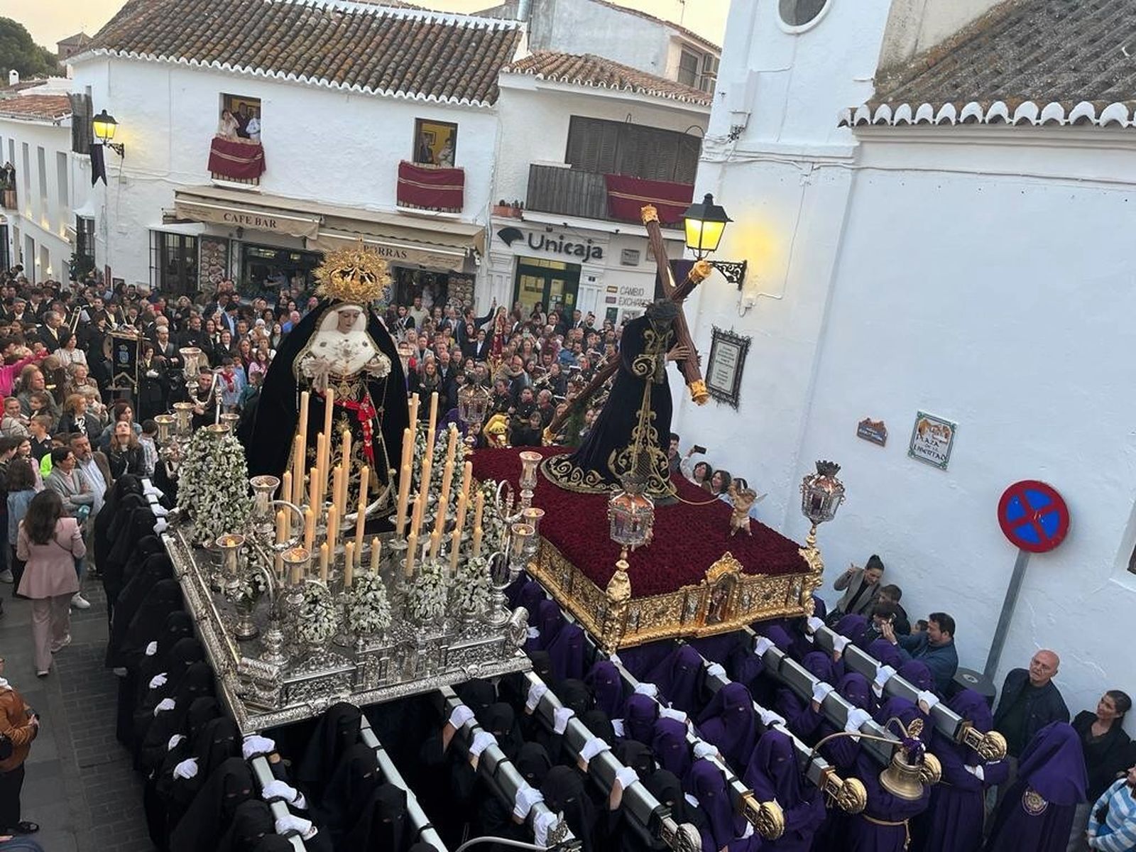 El encuentro de tronos en el paso procesional de Mijas.