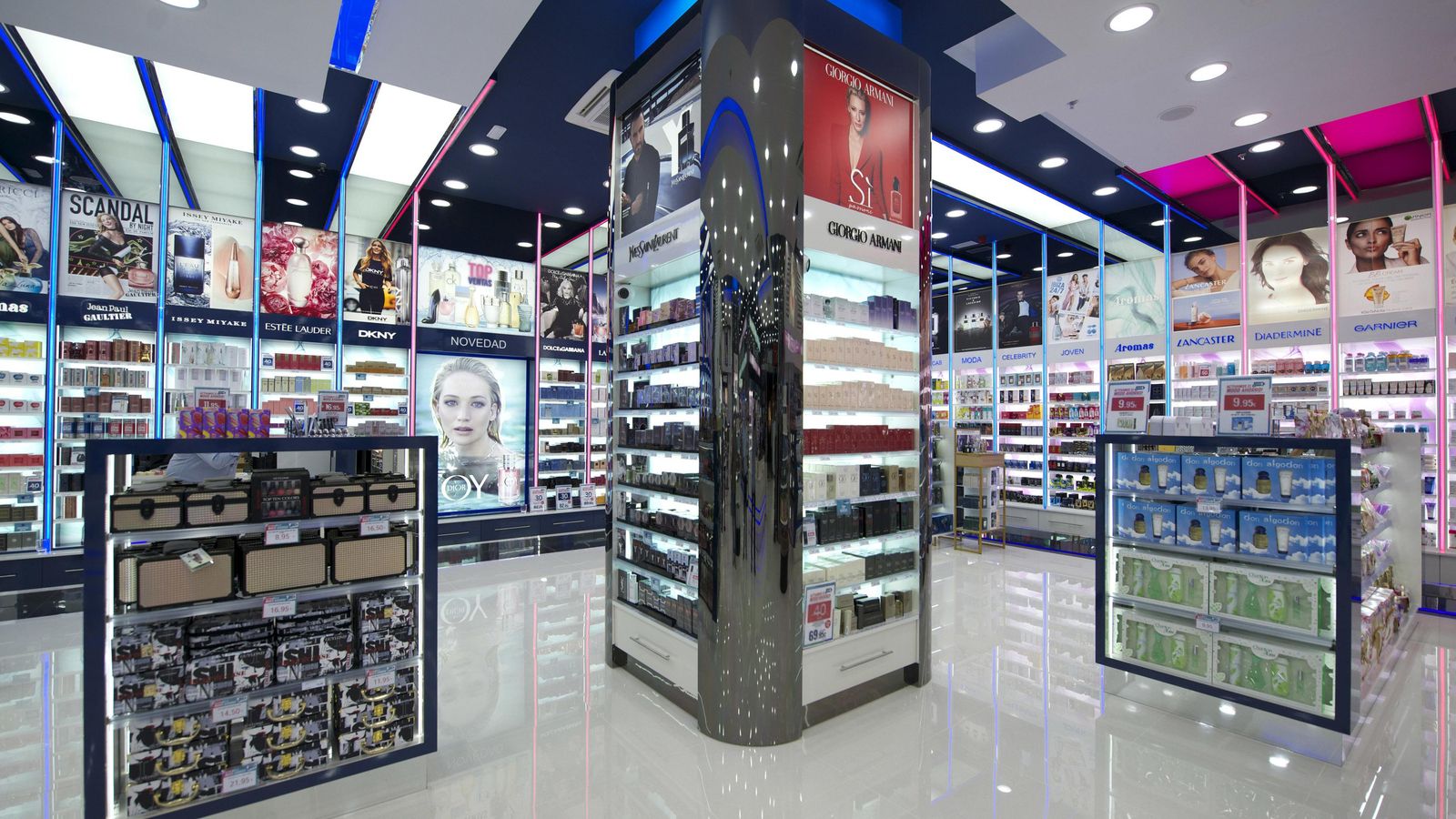 Interior de la perfumería.