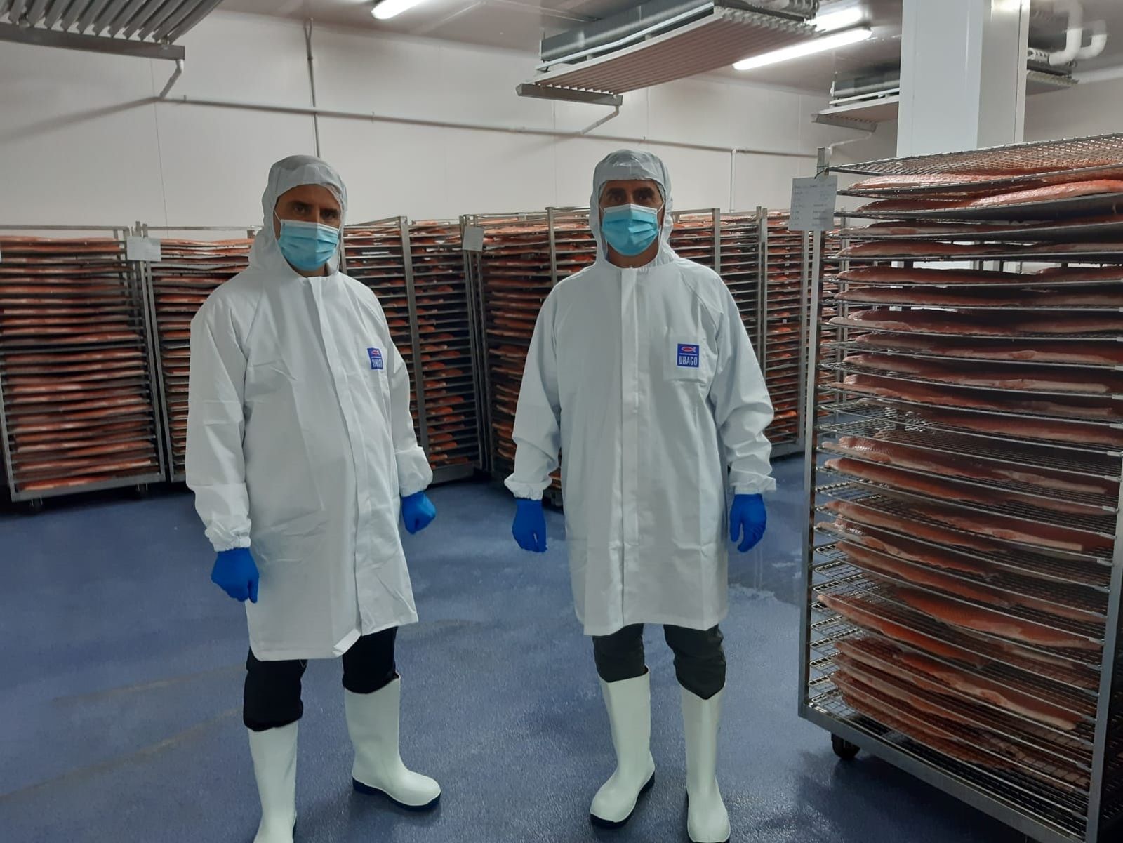 El alcalde acompañado por un responsable de la empresa Ubago.