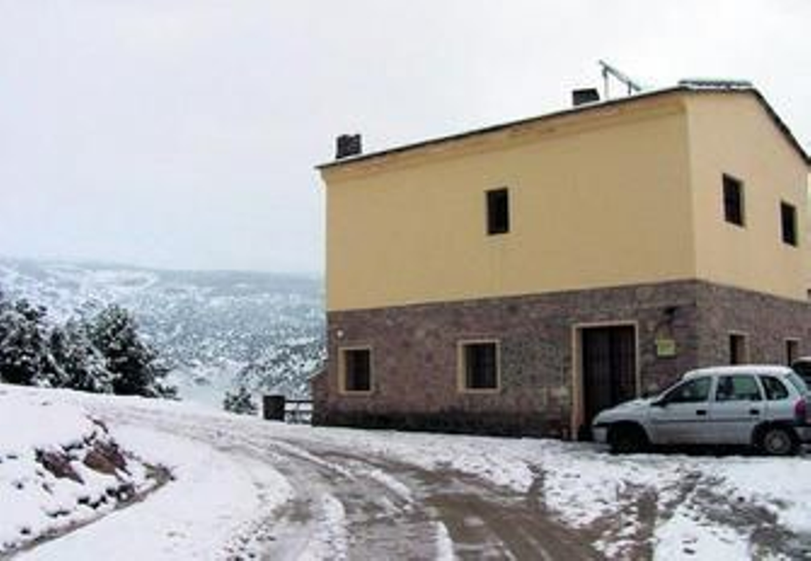El Refugio de Monterrey se encuentra a 8 kilómetros de Laujar de Andarax.