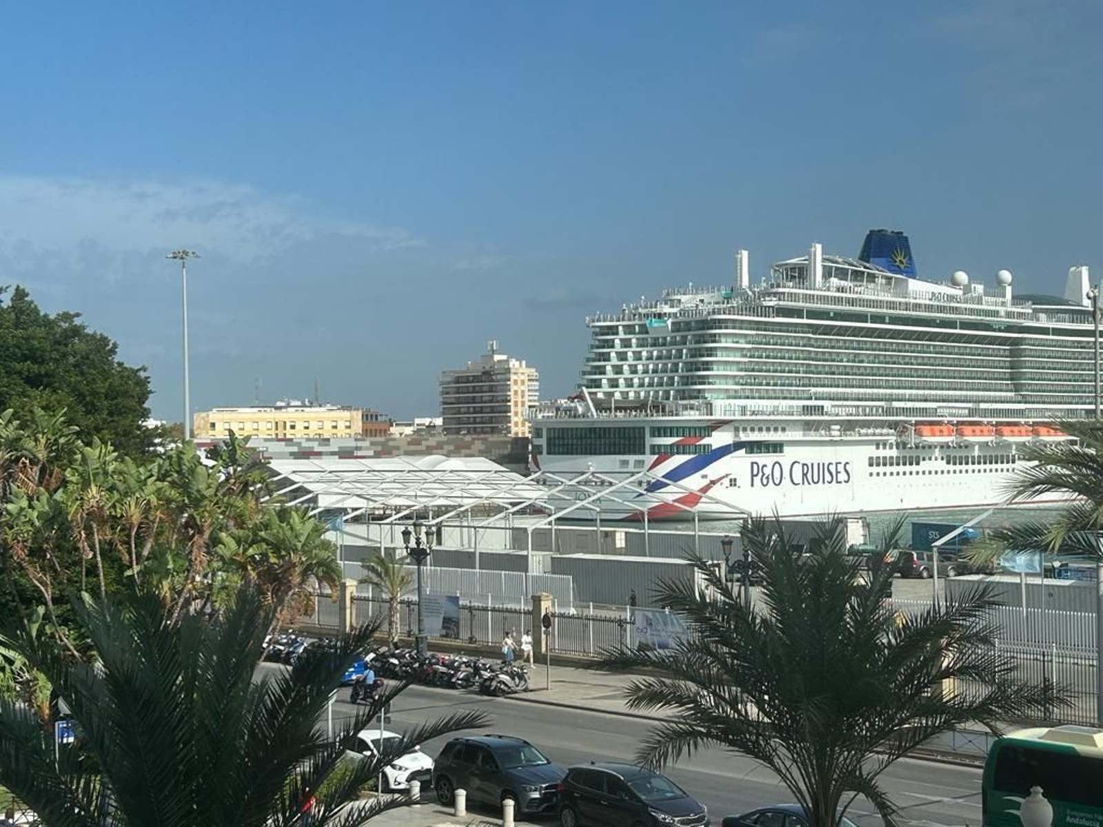 El Iona está atracado en el Muelle Alfonso XIII del puerto de Cádiz, a pocos metros de la actual terminal de contenedores