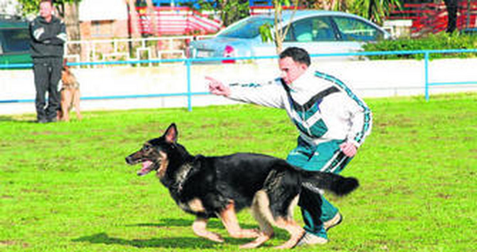 Genaro Romero y su perro realizando distintas pruebas. Sobre estas líneas, en el podio, en el Campeonato del Mundo.