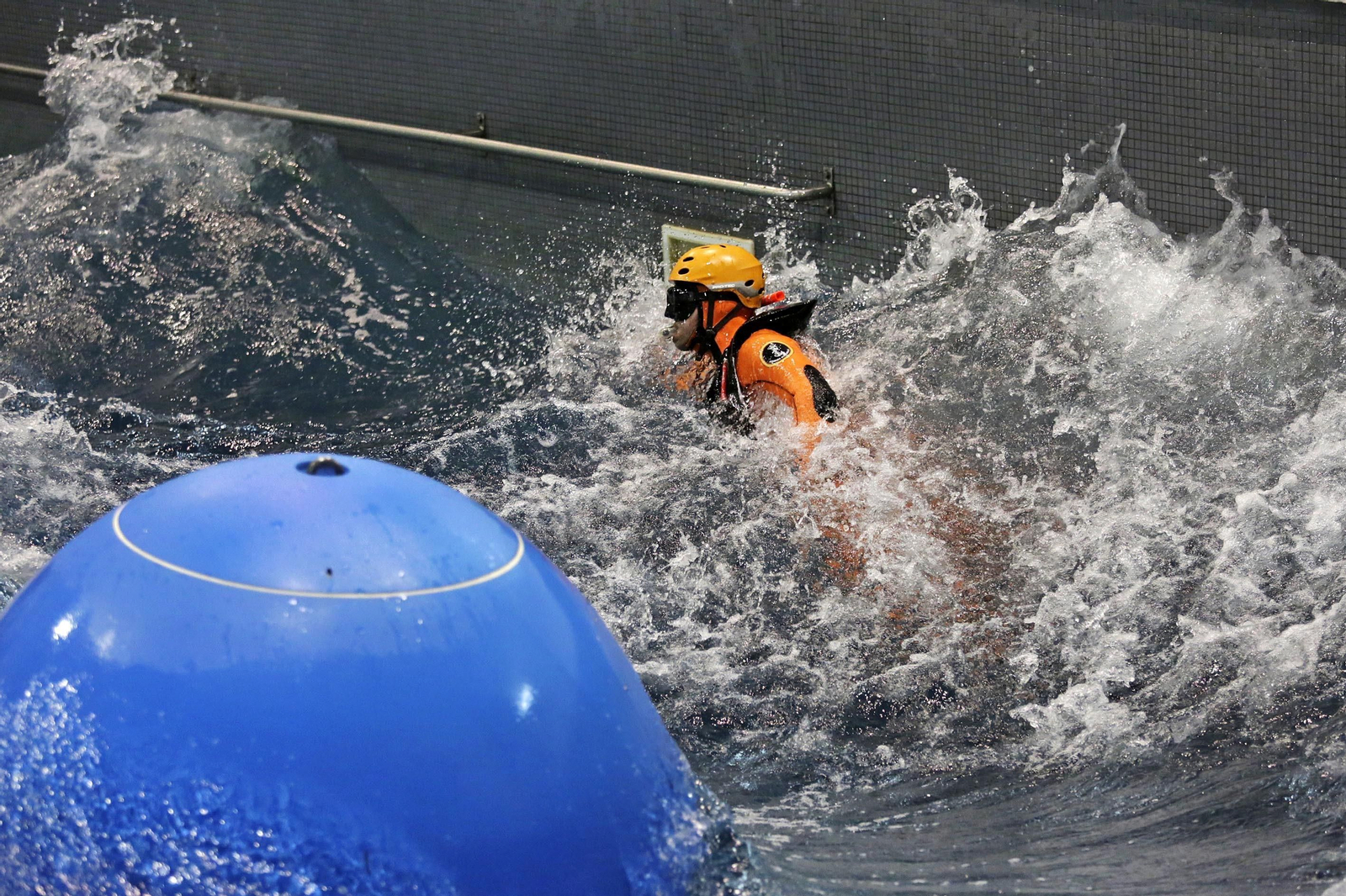Una jornada de entrenamiento en el simulador de rescates en el mar de la Armada