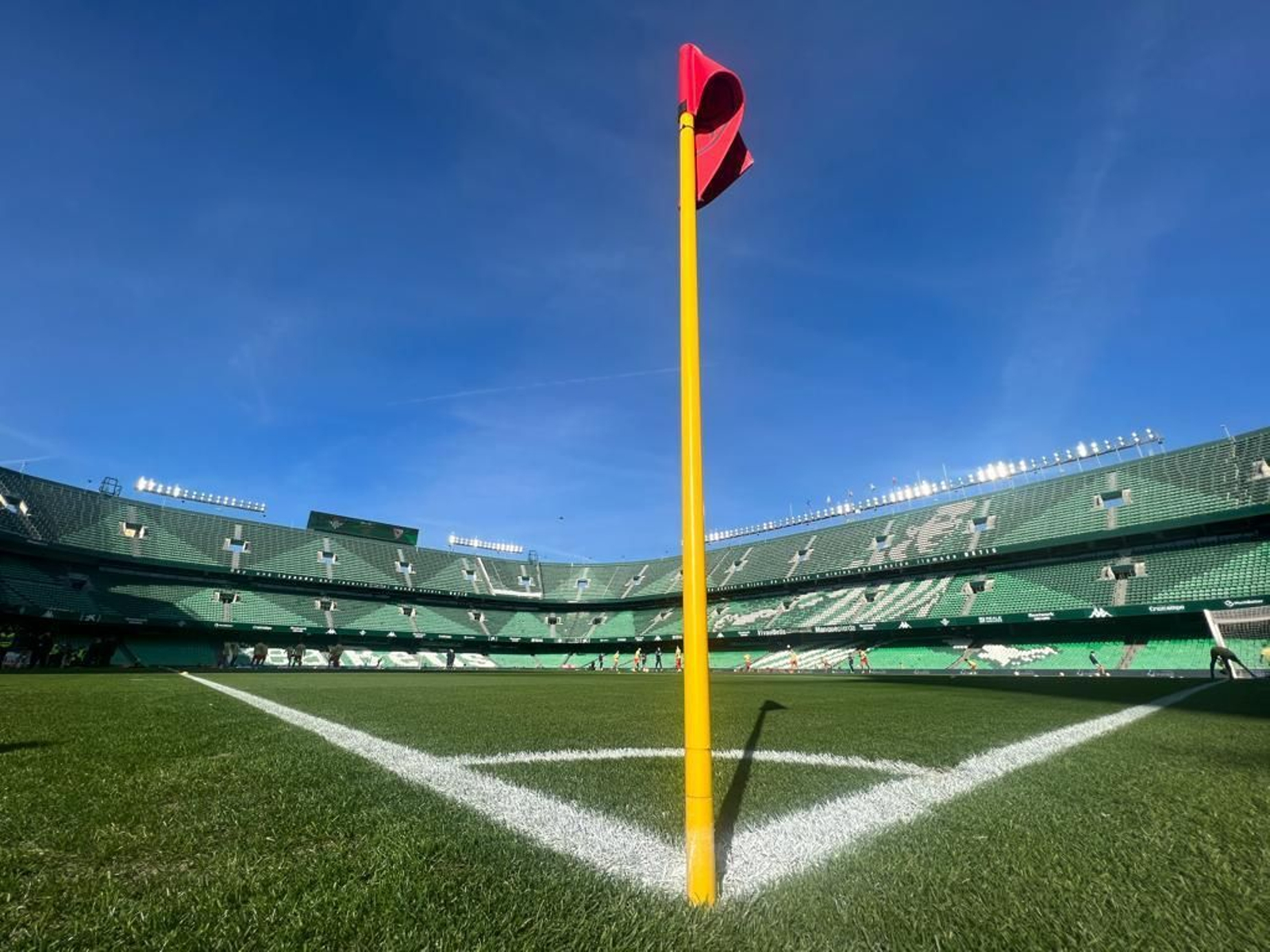 La grada del Benito Villamarín absolutamente vacía en la reanudación.