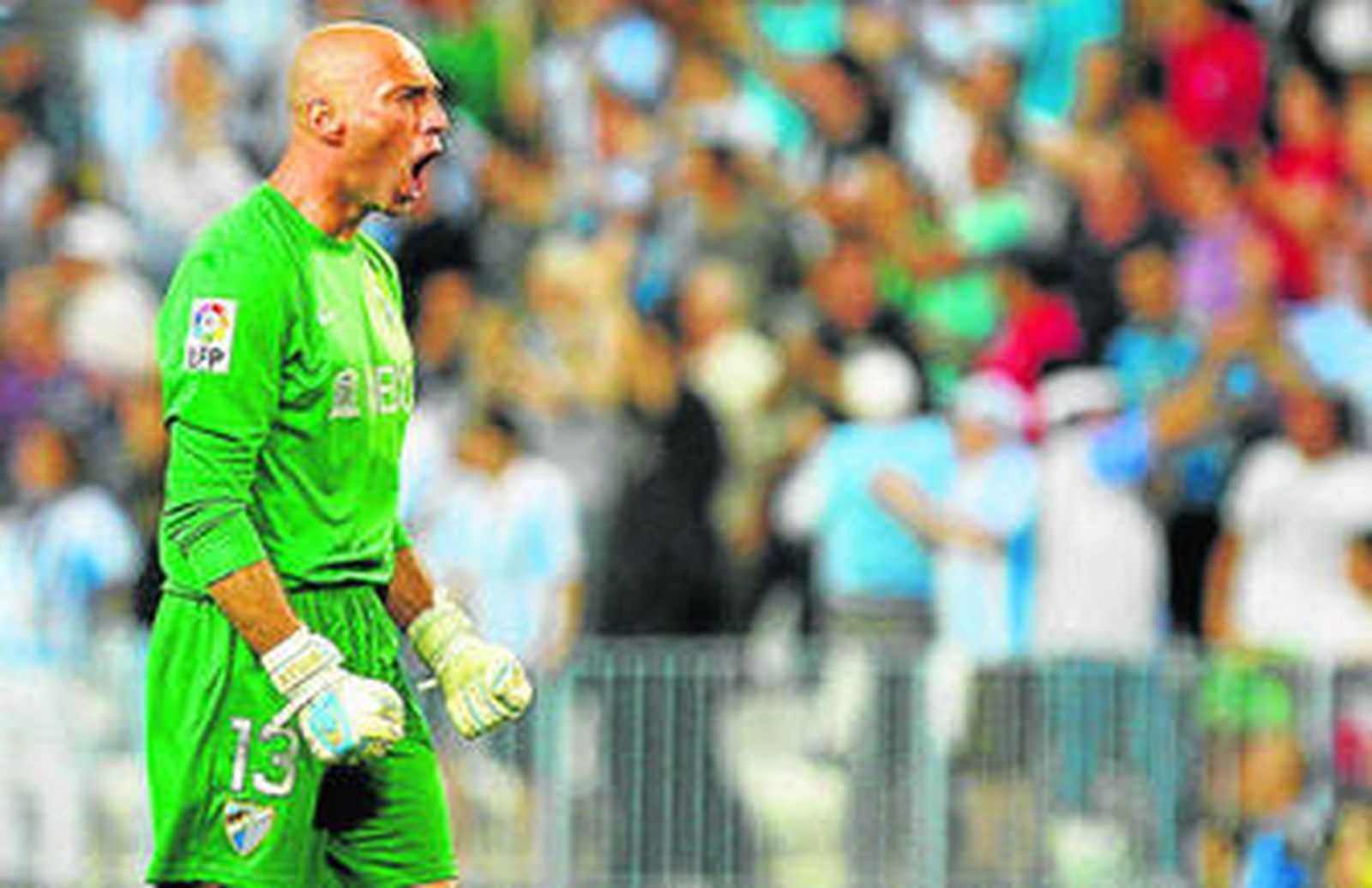 Willy Caballero grita uno de los goles del Málaga ante el Almería.