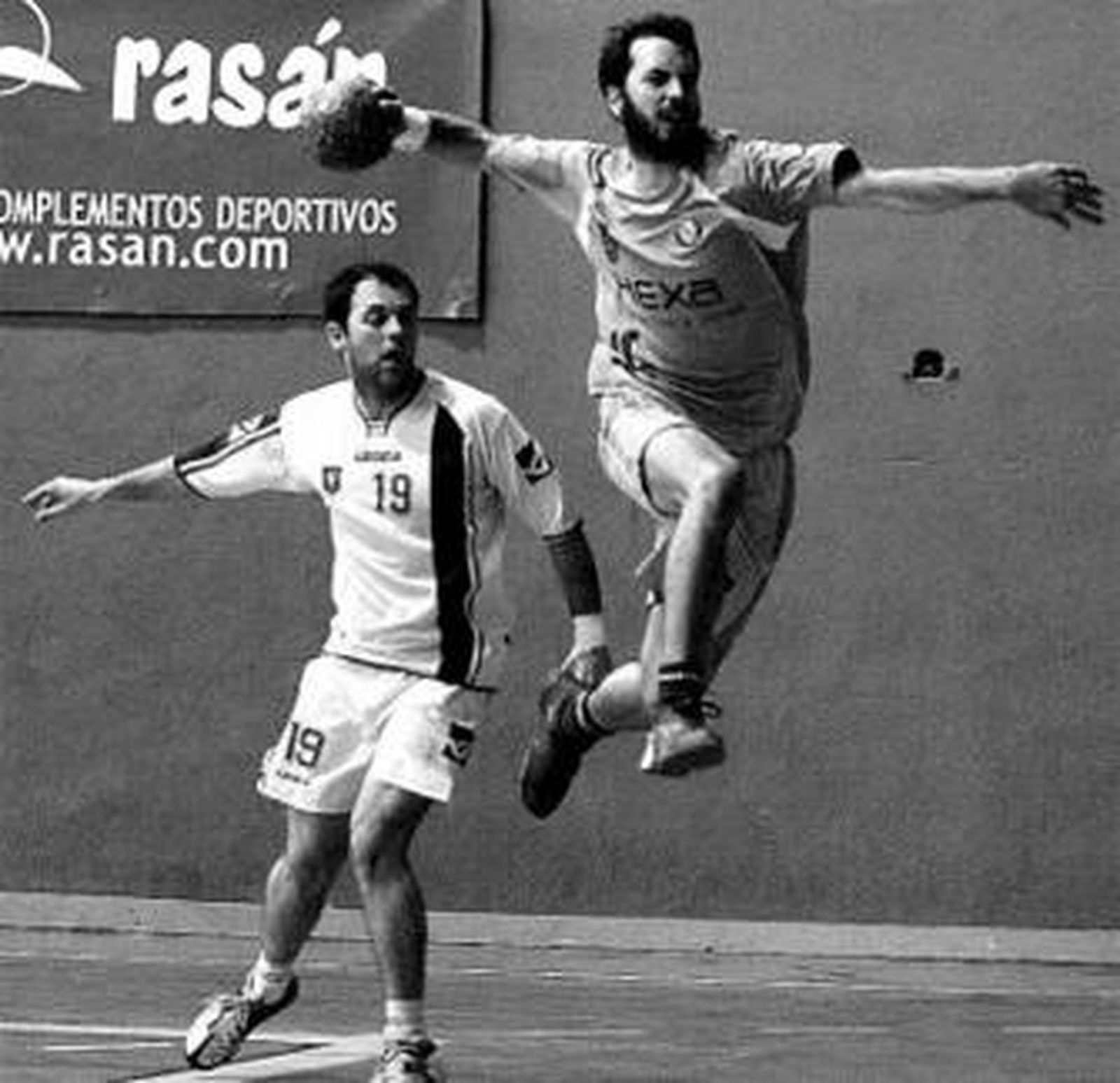 Uno de los jugadores del Hexa arma el brazo para lanzar.