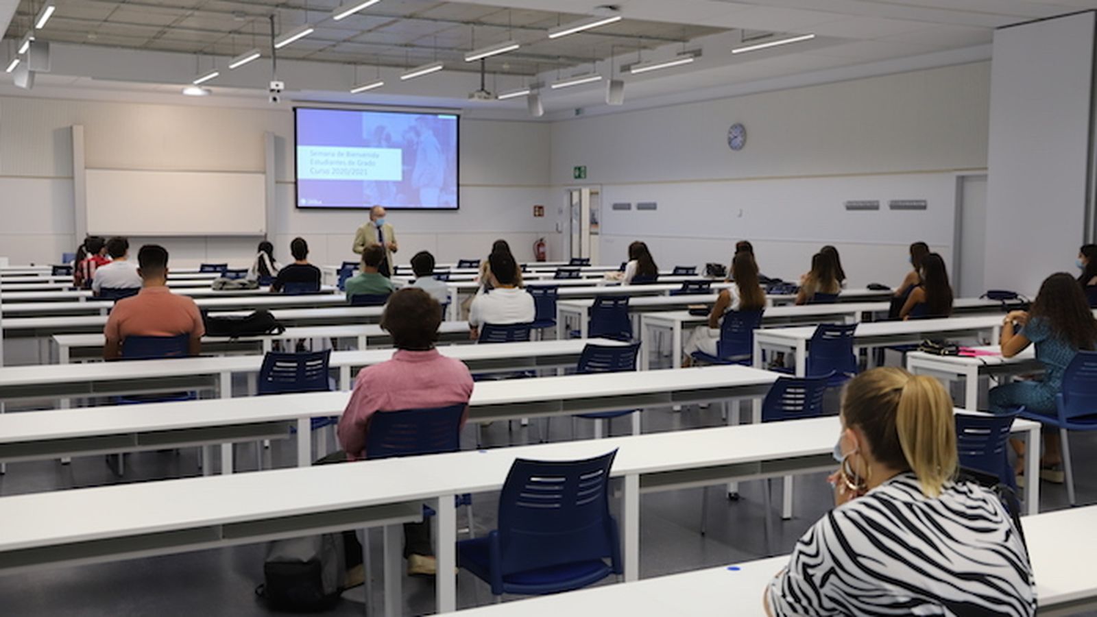 Alumnos de primer curso del Campus de Sevilla en la sesión de bienvenida