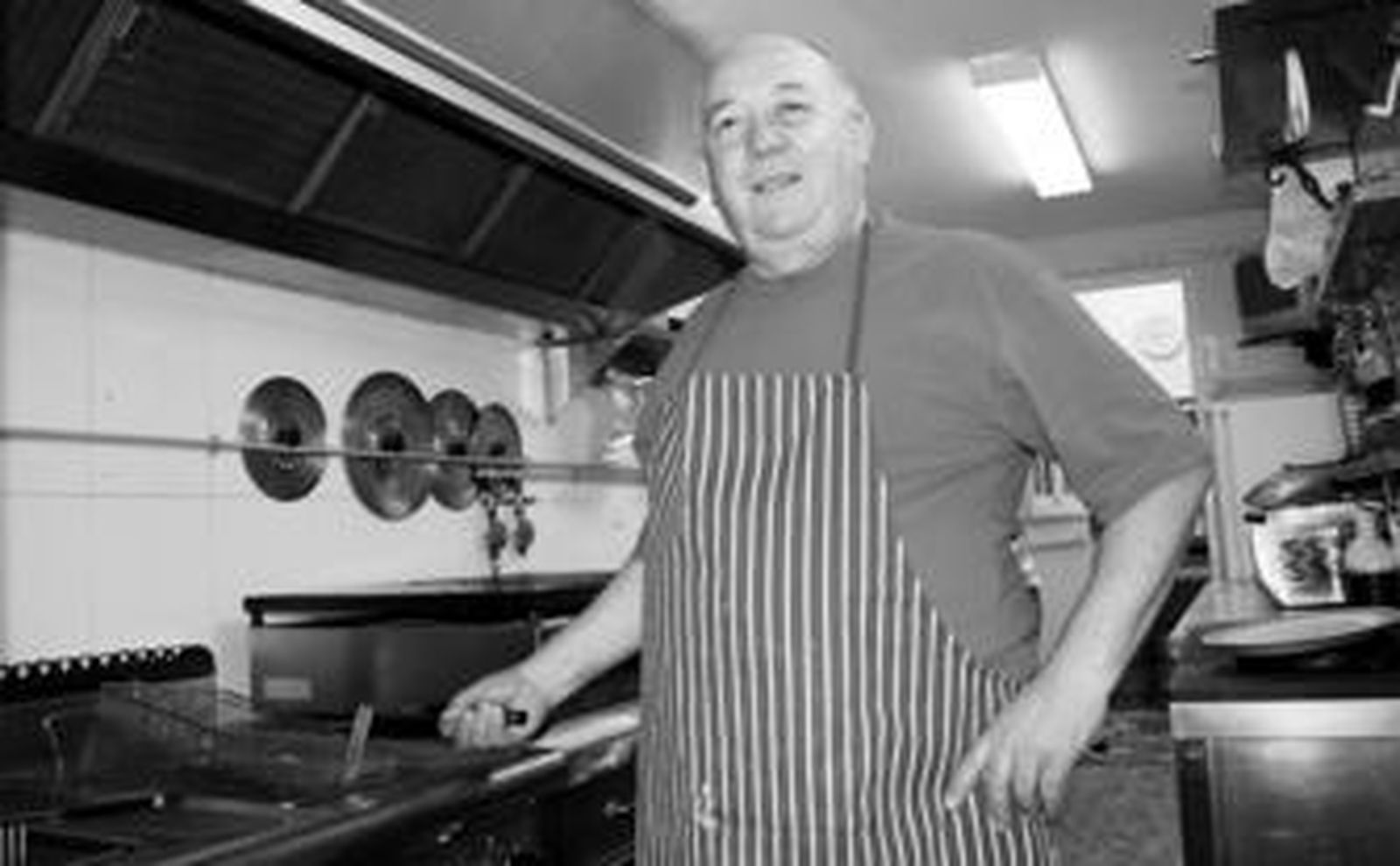 Arturo Ojeda en la cocina de su bar, donde suele freír todos los días su famoso 'pescaíto' frito.