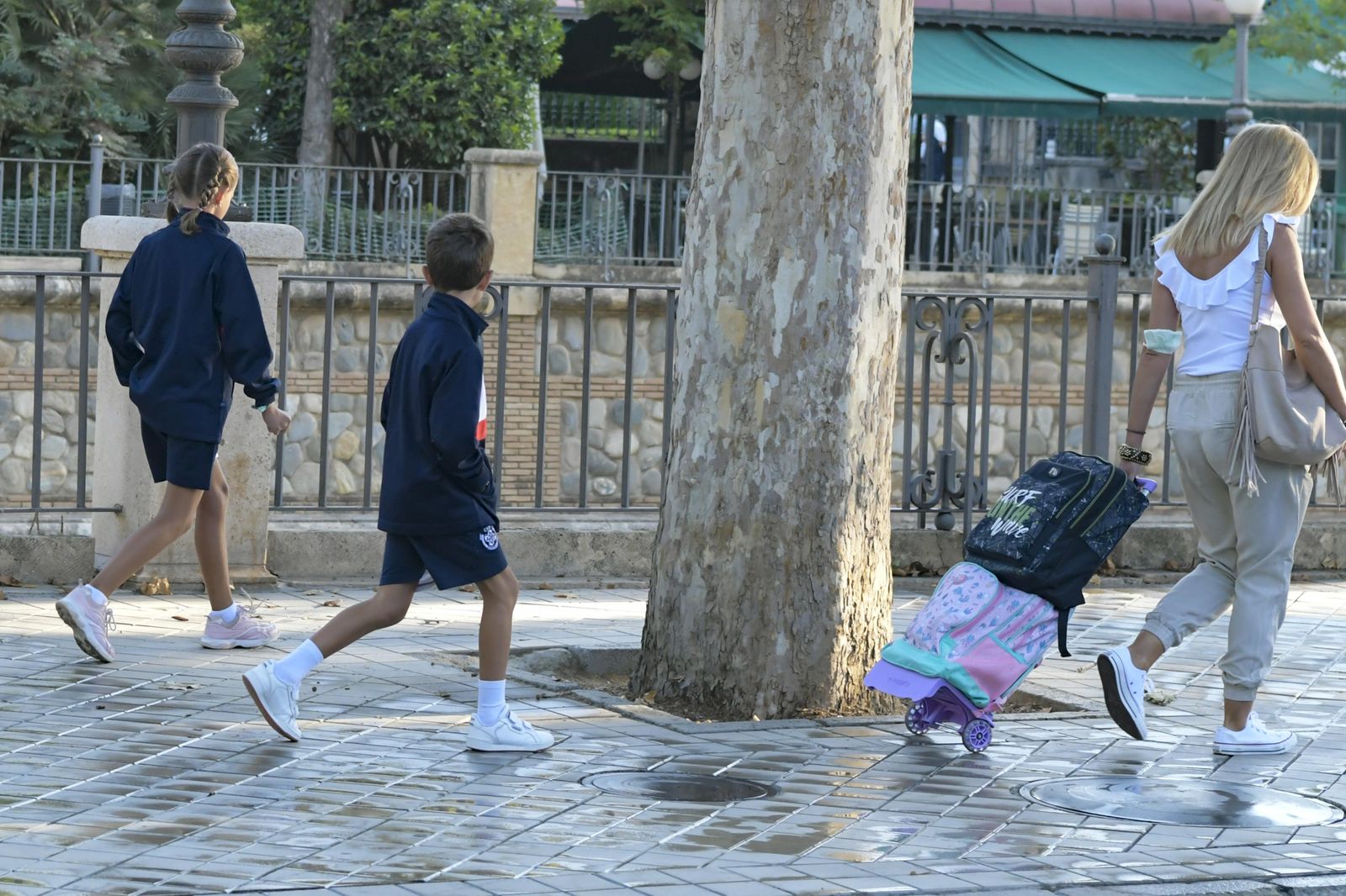 Una madre y sus dos hijos van al colegi, en una imagen de archivo.
