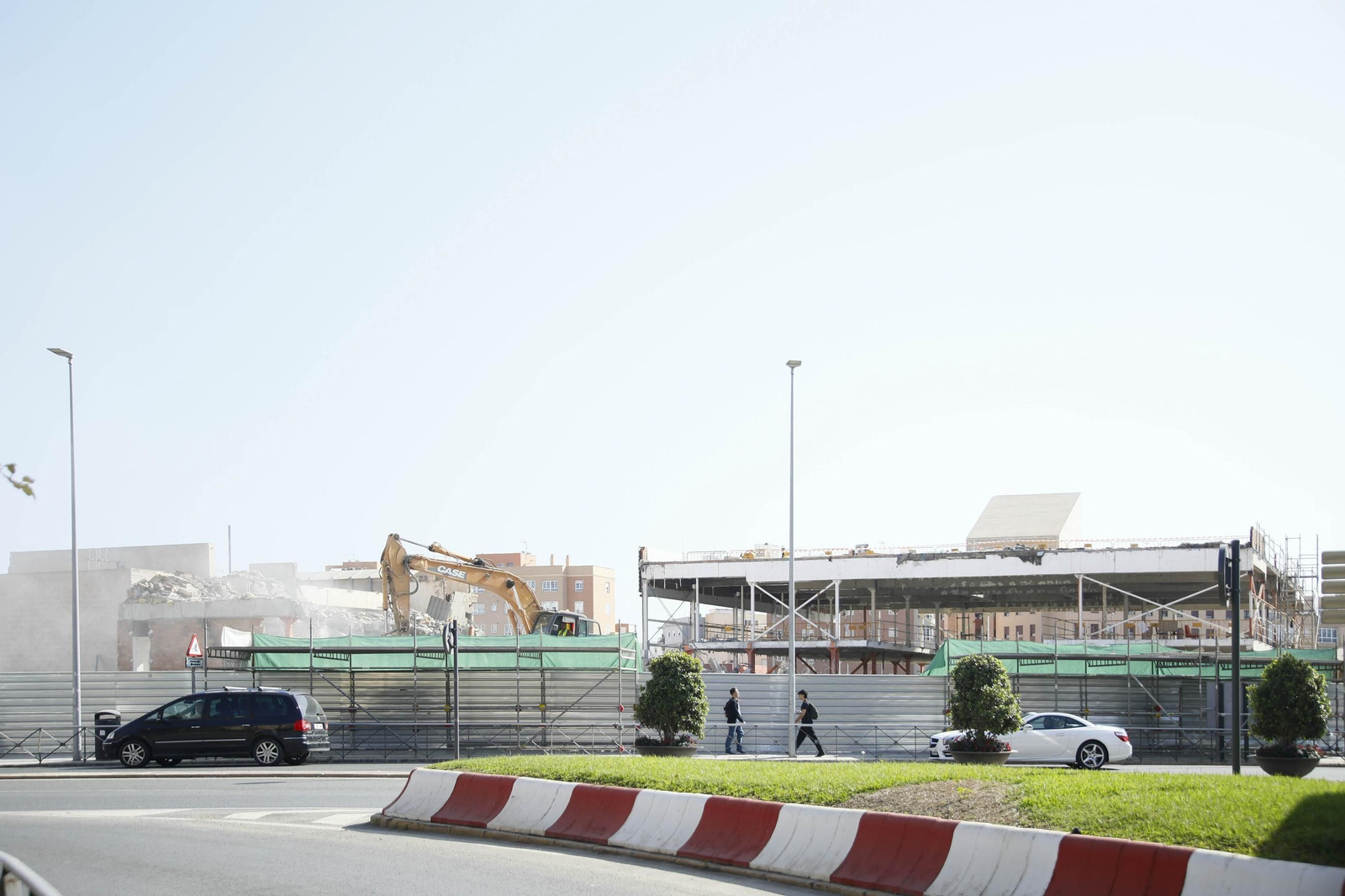 En la estación intermodal de Almería ya solo quedan escombros. Las imágenes