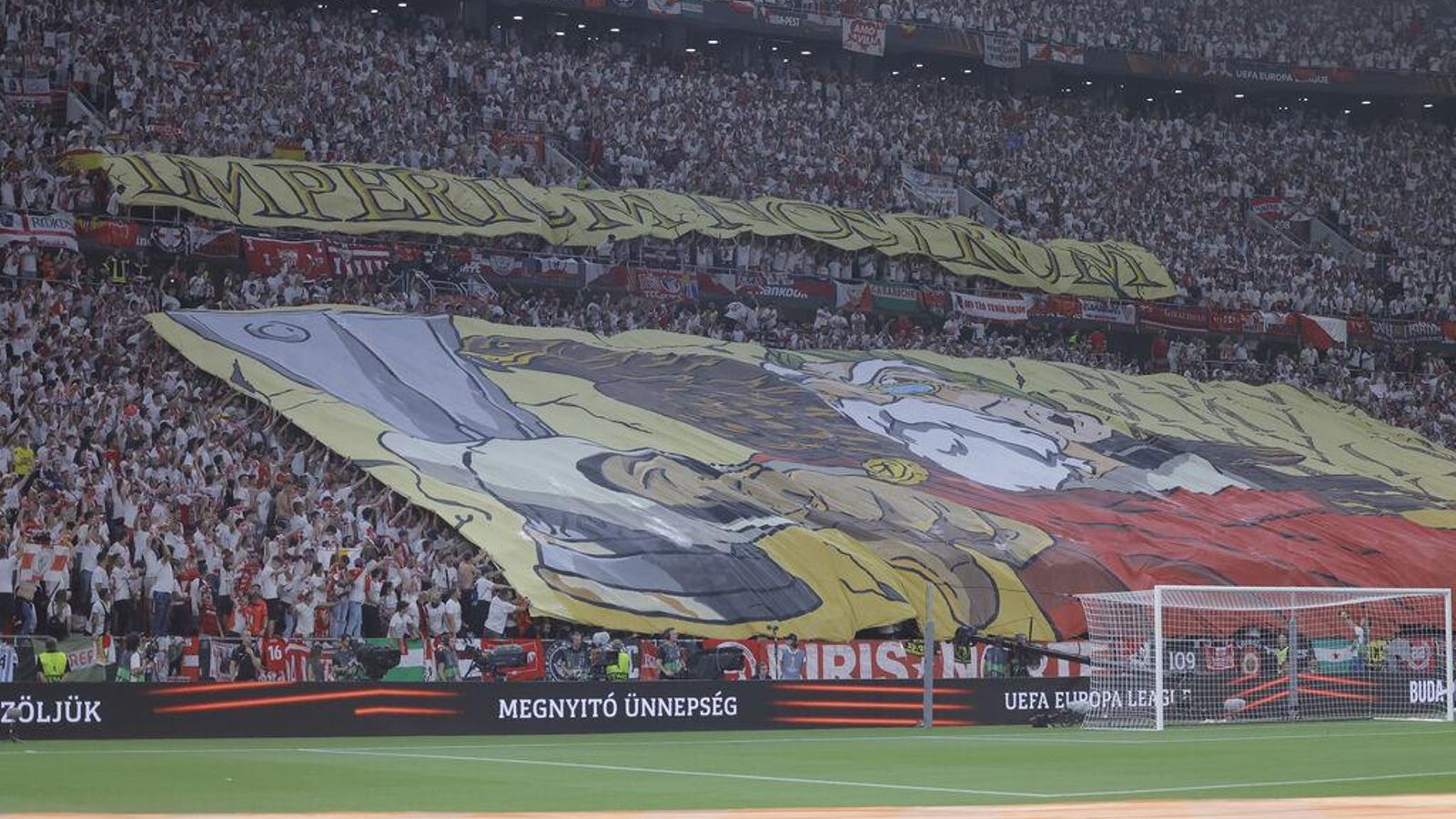 Imperium nostrum, el lema exhibido por la afición del Sevilla antes del partido.