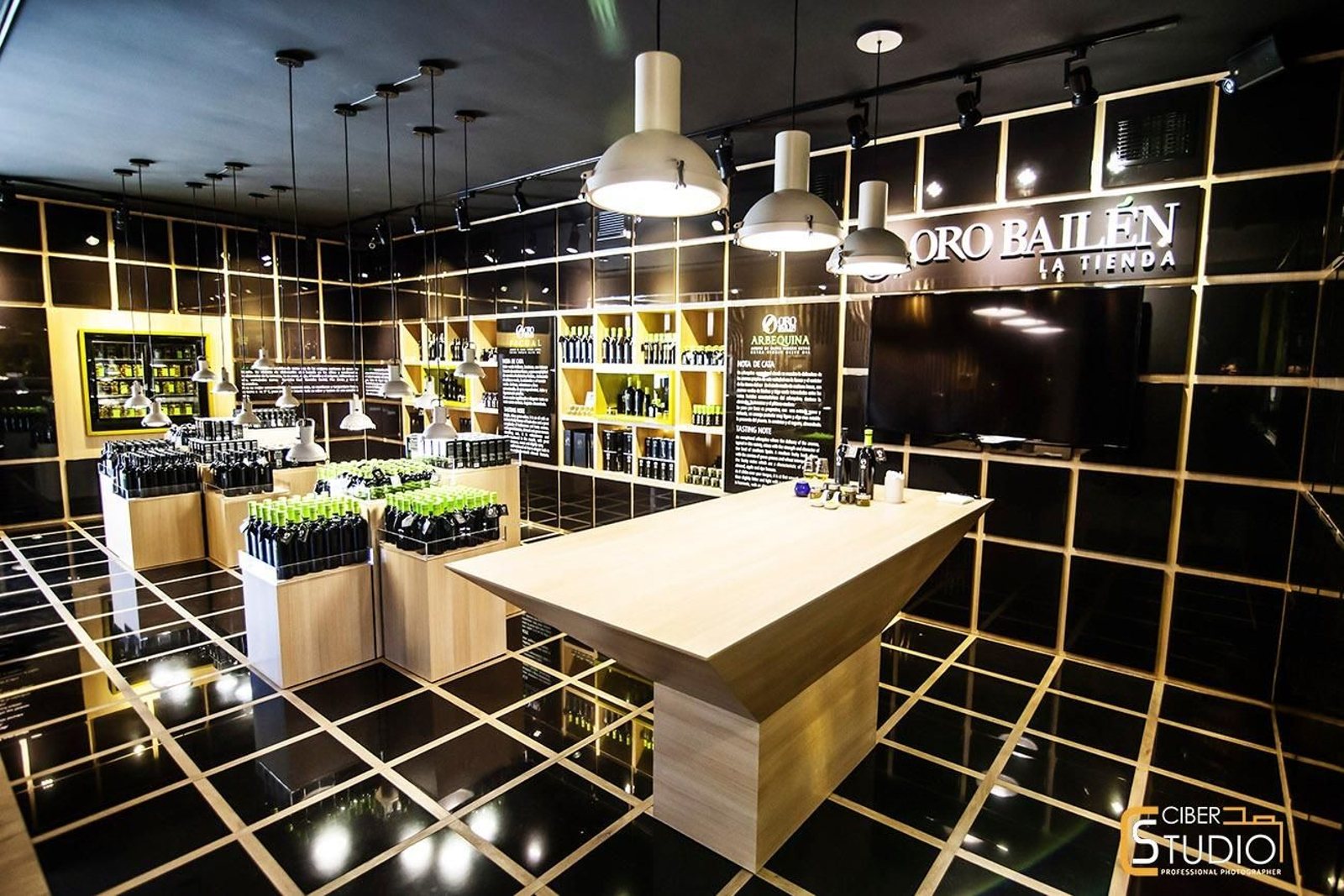 En la misma tienda se pueden descubrir diferentes sabores, olores y sensaciones en nariz y boca según la variedad de aceituna.