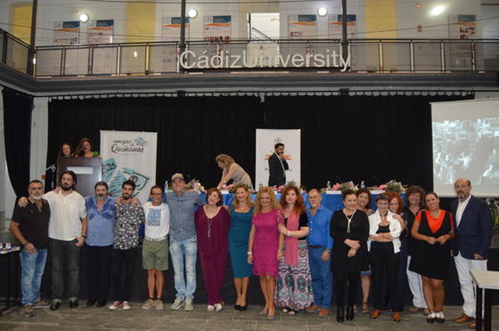 Fernando Lobo, José Antonio Peralta,  Miguel Ángel Vílchez, Ramón Luque, Juan Luis Soto, Rosario Sánchez, Lucía Fernández, Blanca Flores, Desireé Ortega, Carmen de la Jara, Paloma Díaz, Inma Márquez, Marilo Maye, Tamara García y Javier Ruibal.  Foto: Ignacio Casas de Ciria