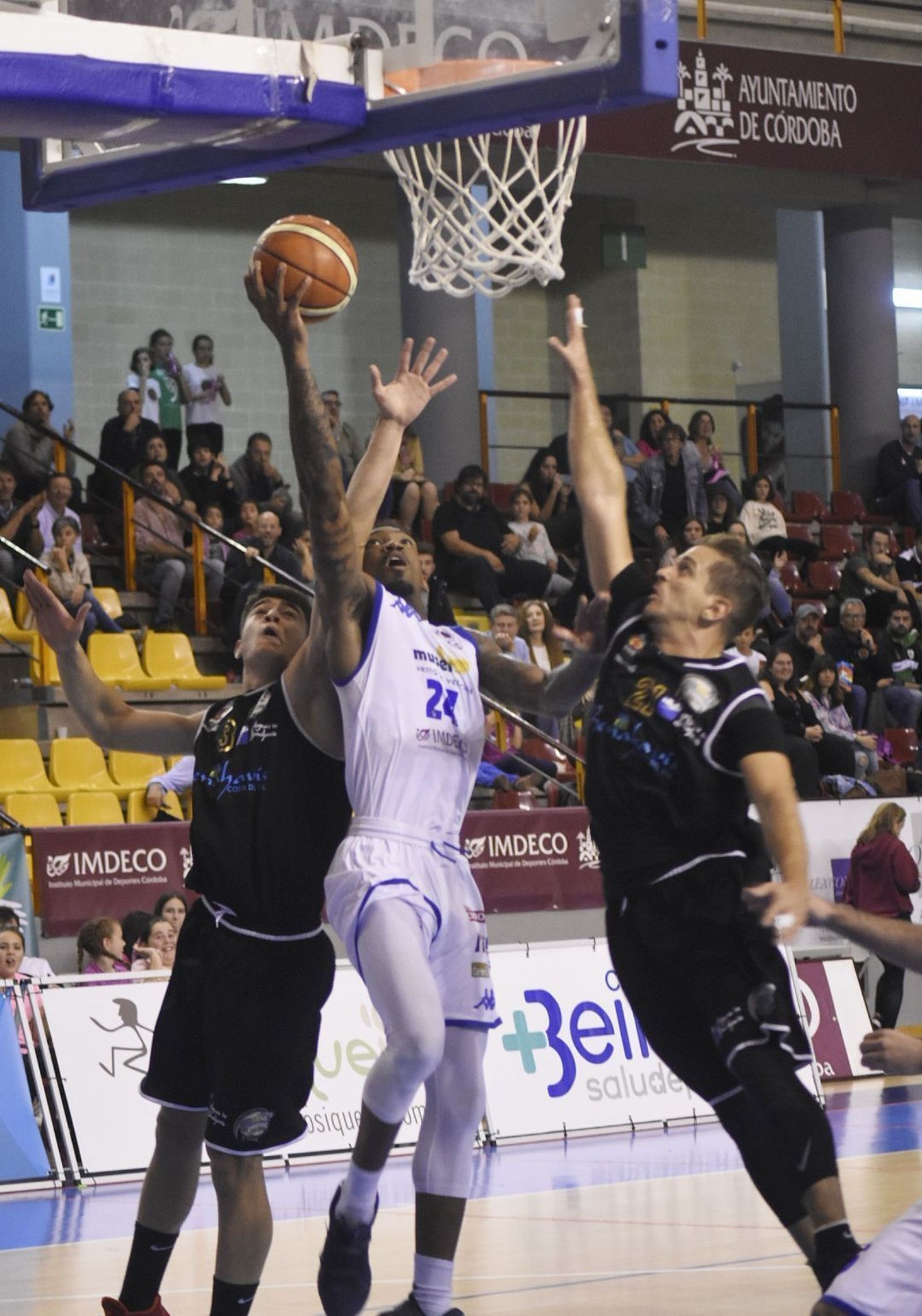 Randolph intenta un lanzamiento ante Sanders y Neyrat.